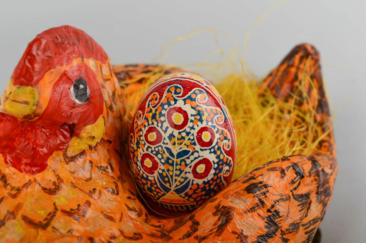 Симпатичная писанка к пасхе на курином яйце воск пищевые красители ручная работа фото 1