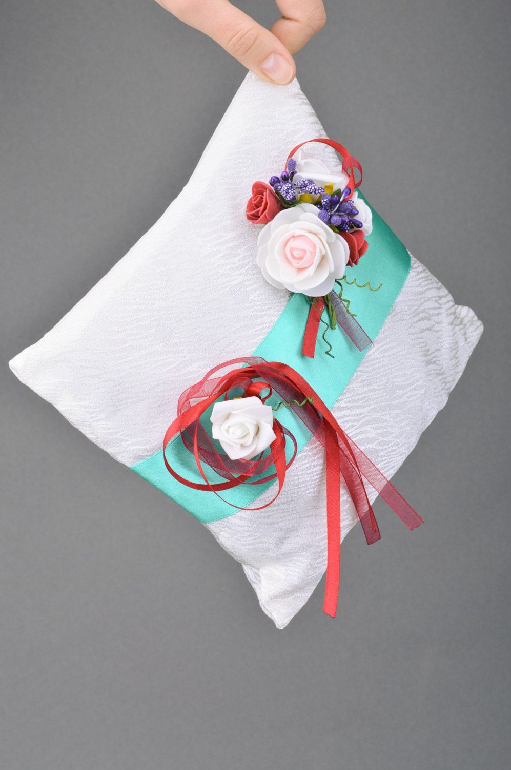Schönes weißes Ringkissen für Hochzeit aus Atlas mit Blumenund Bändern Handarbeit foto 6