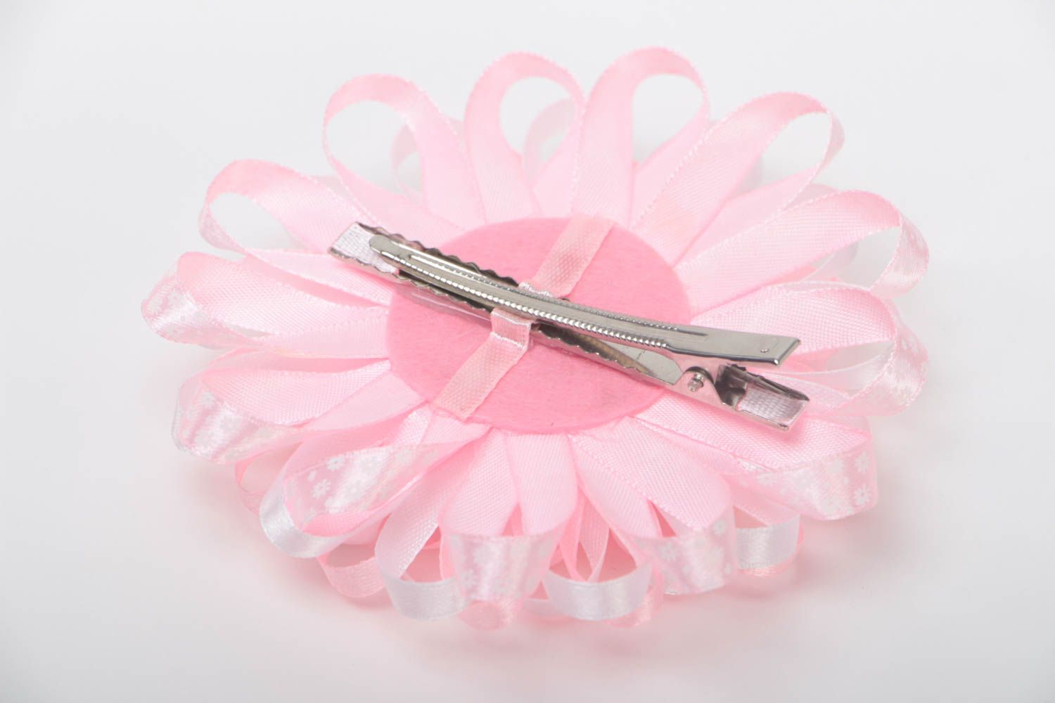 Розовая атласная заколка в виде цветка ручной работы красивая авторская фото 4