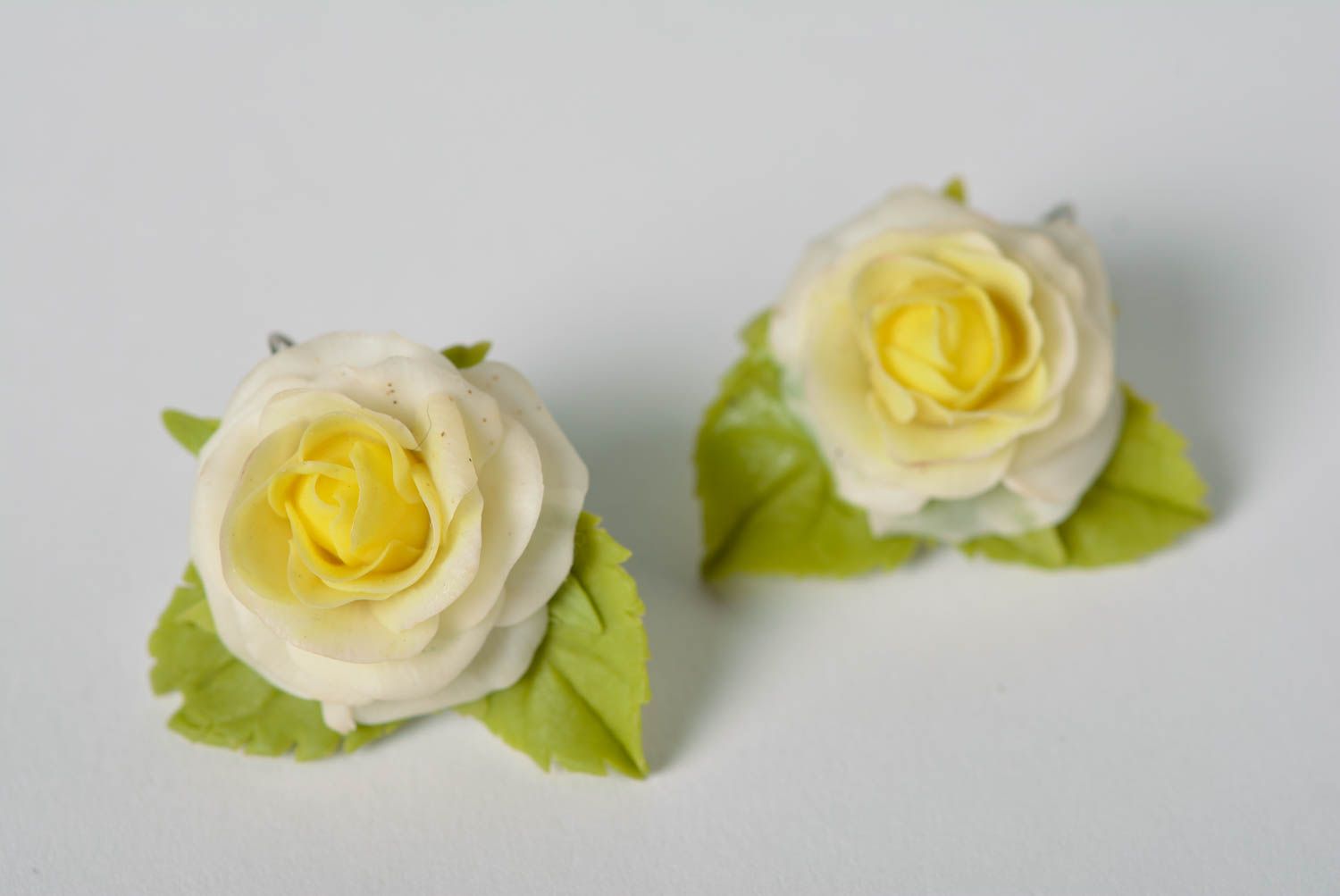 Серьги из полимерной глины с белыми розами женские милые ручной работы фото 2