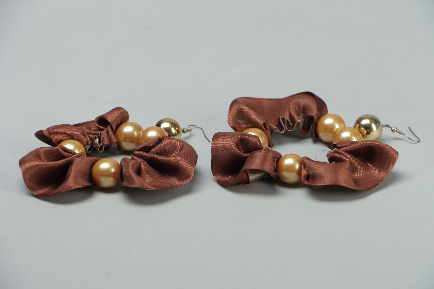 Boucles d'oreilles artisanales de rubans de satin et perles fantaisie photo 2