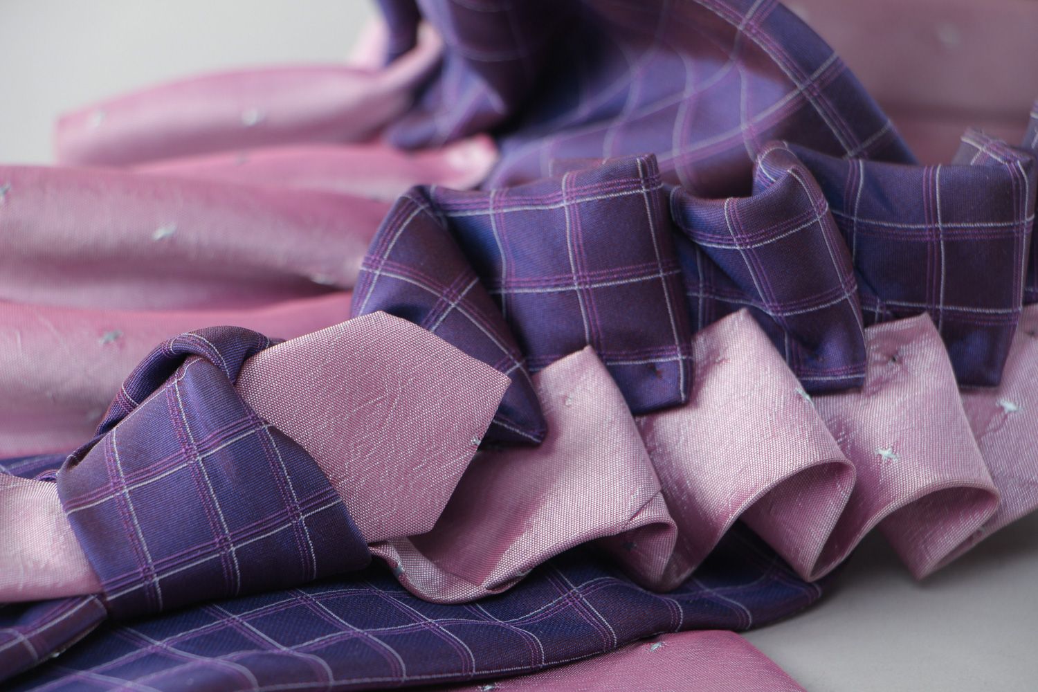 Оригинальное колье из мужских галстуков из шелка и атласа фиолетовое фото 4