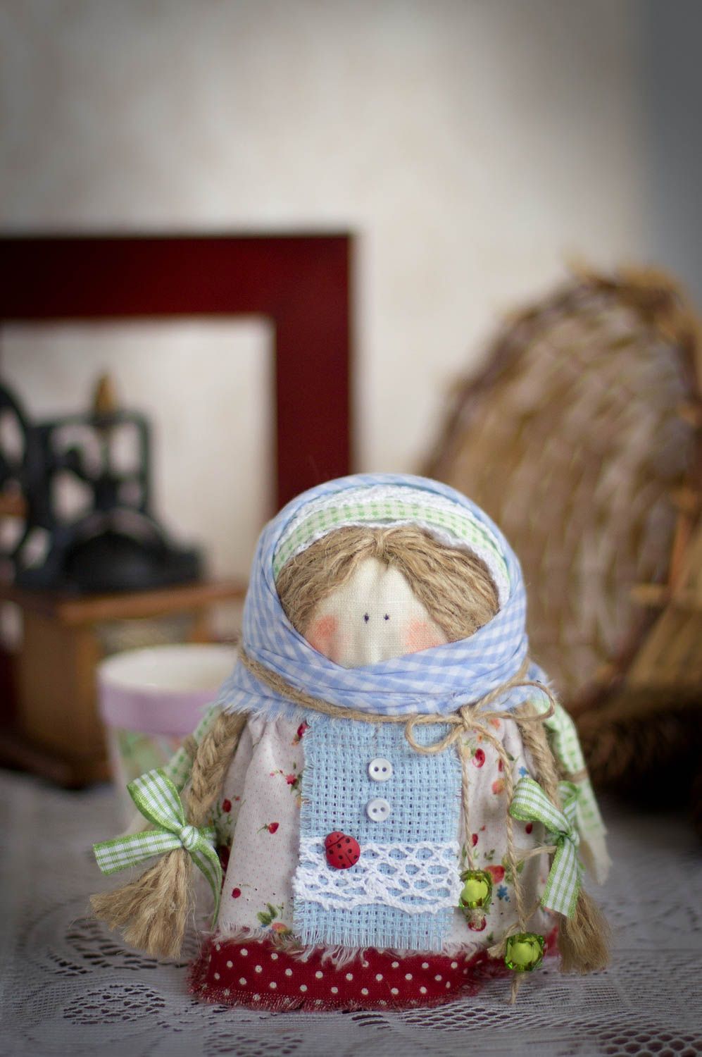 Игрушка кукла из ткани маленькая в этническом стиле красивая ручной работы фото 1