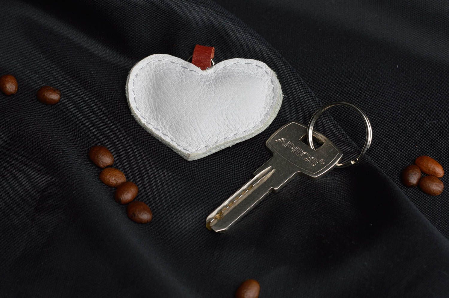 Porte-clés coeur blanc en cuir naturel fait main accessoire original cadeau photo 1