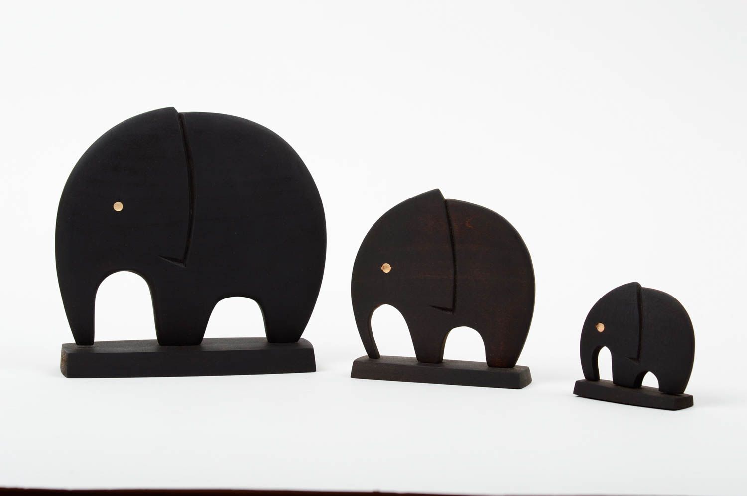 Статуэтки из дерева для декора ручной работы три слона из ясеня черные фото 1
