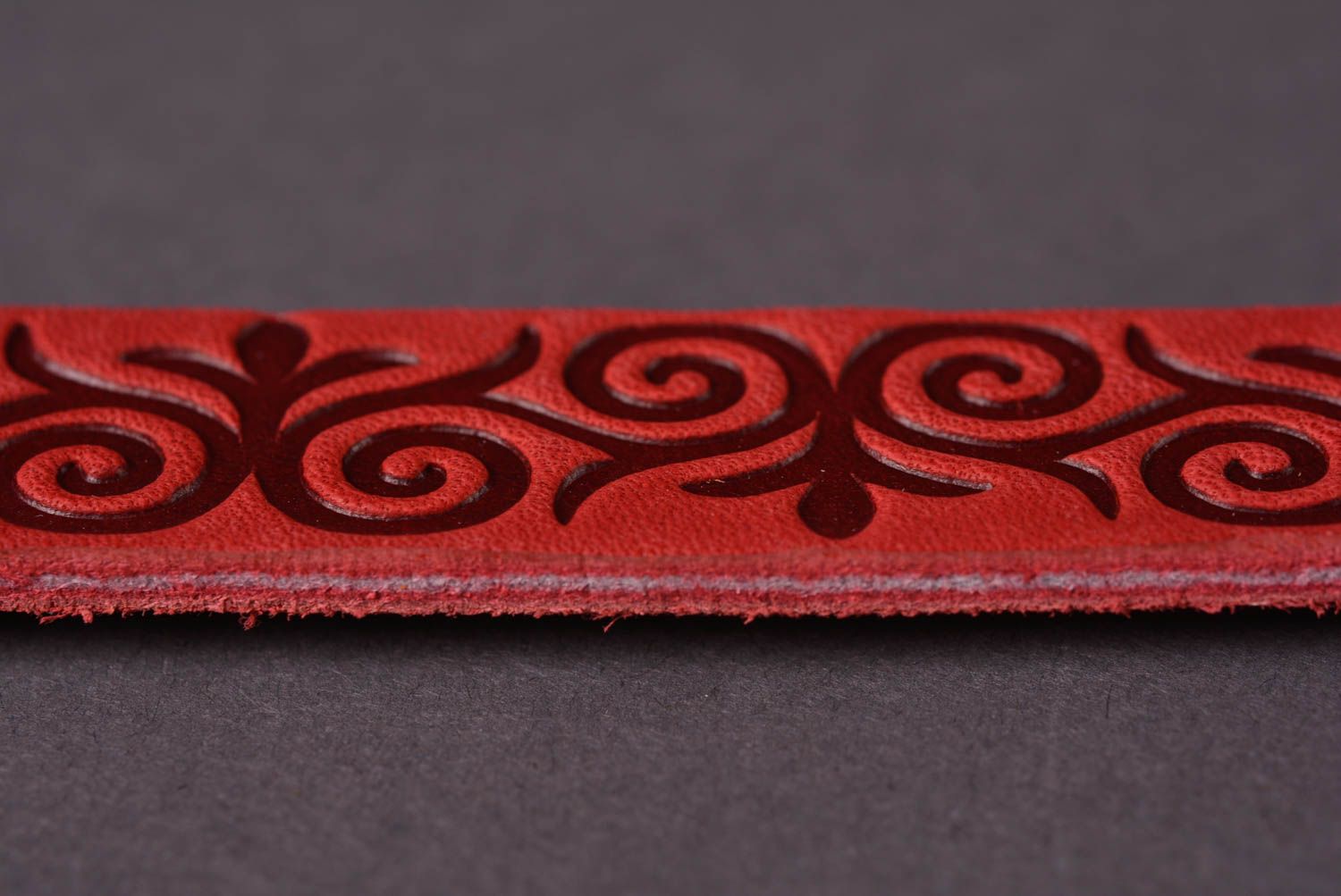 Кожаный браслет ручной работы красное украшение из кожи браслет на руку фото 5