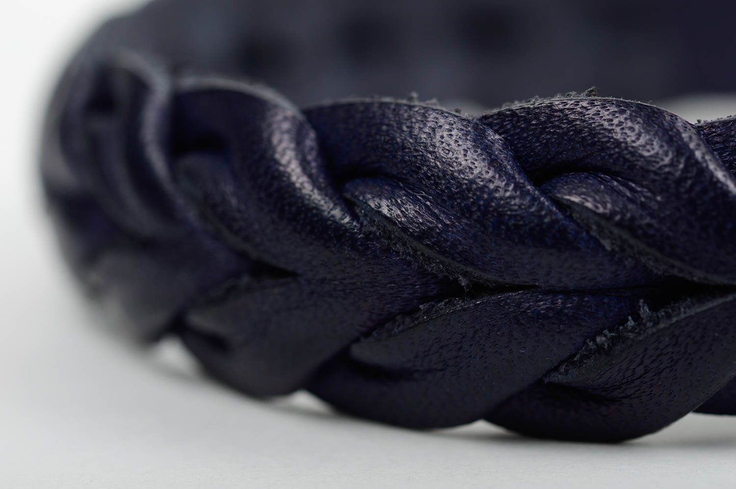 Темный браслет из натуральной кожи плетеный ручной работы стильный оригинальный фото 4