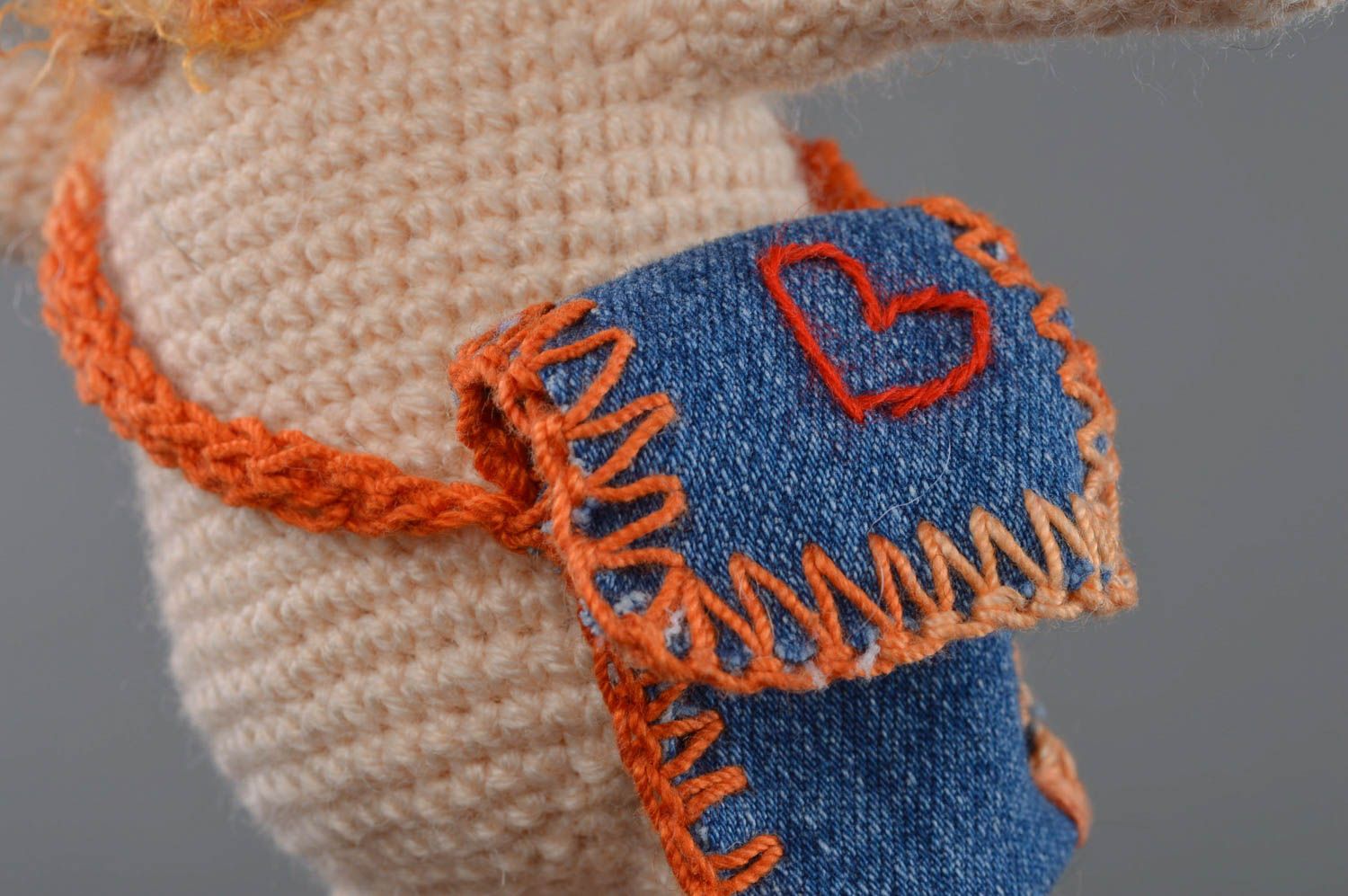 Jouet tricoté original fait main petit pour enfant en forme d'ours beige photo 2