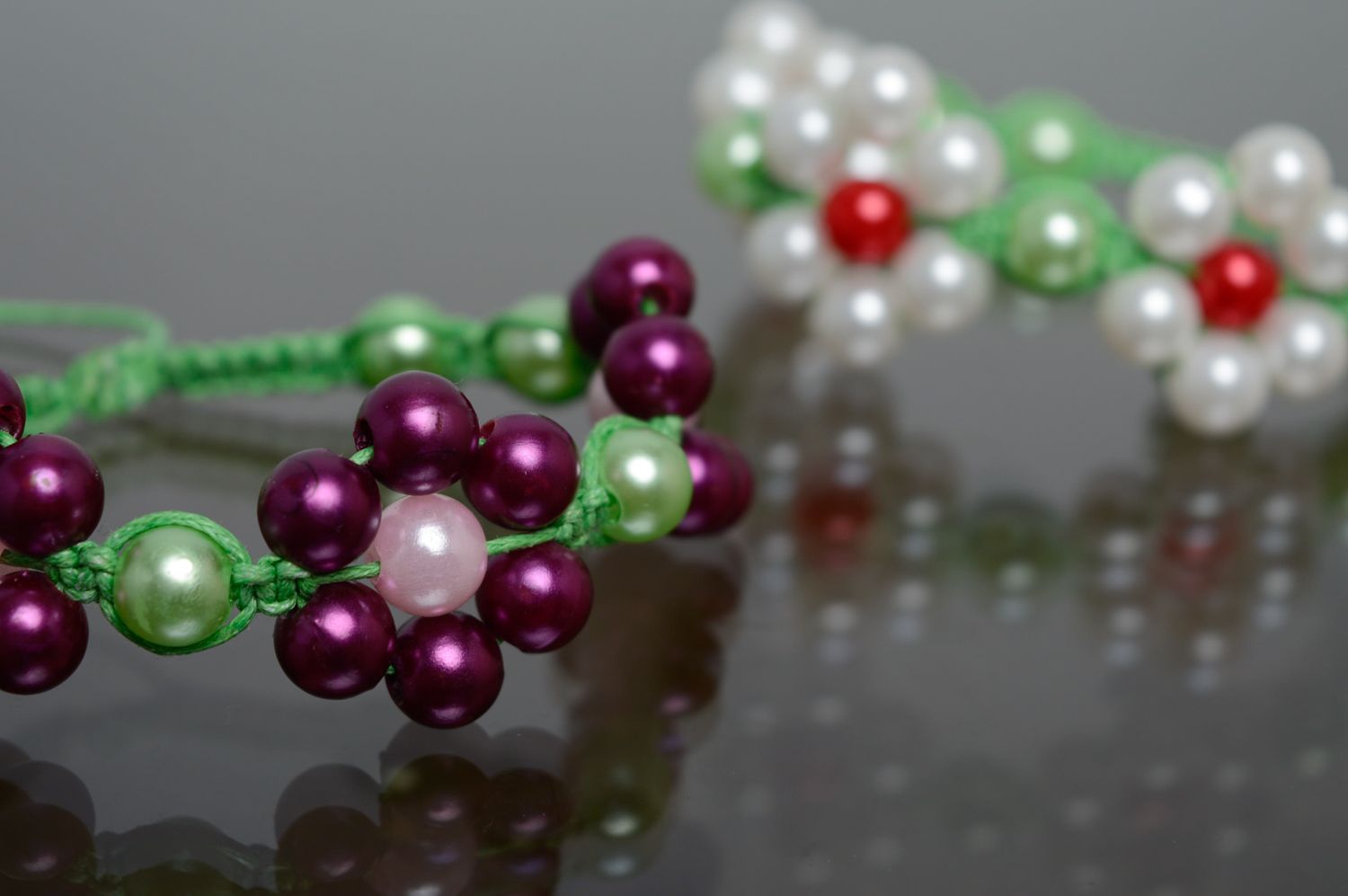 Bracelet en macramé original lacet vert ciré et perles de verre fait main  photo 5