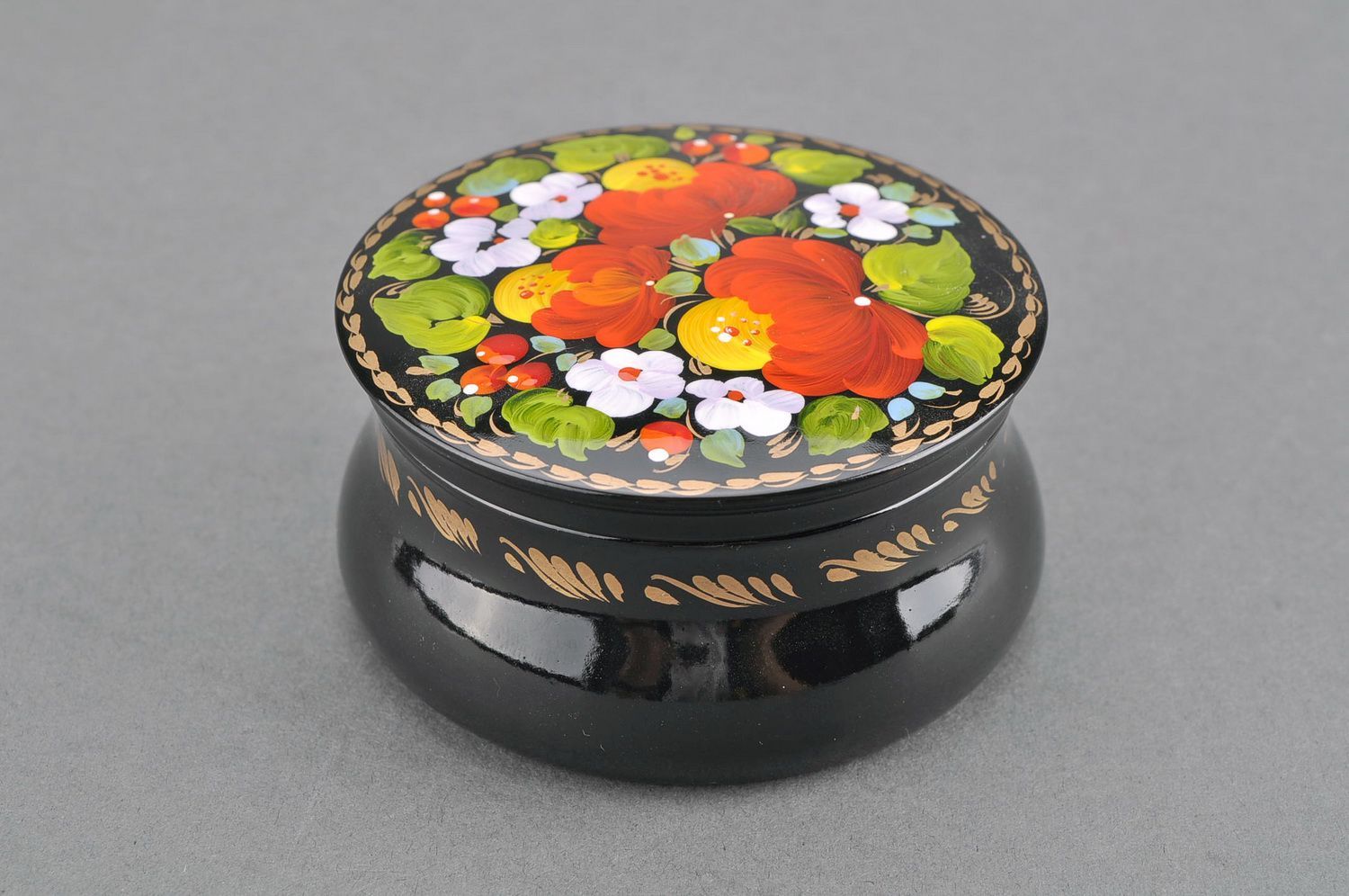 Round wooden box with concave edges Peonies and berries photo 4