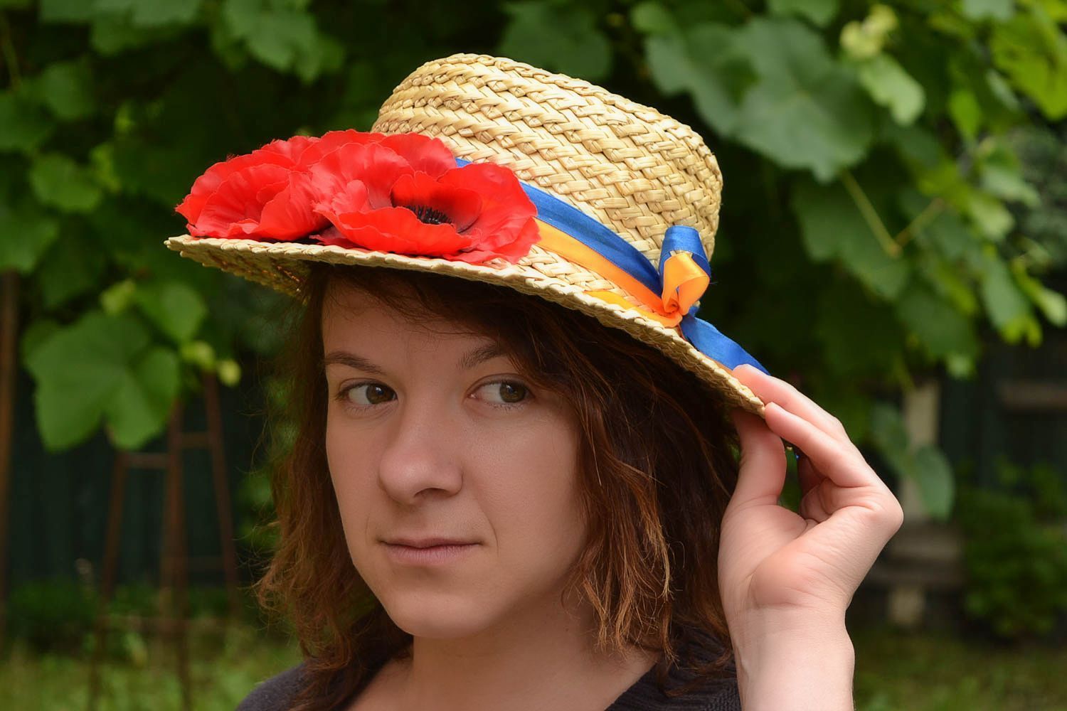 Chapeau tressé en paille d'été au bord large avec fleurs rouges fait main photo 1