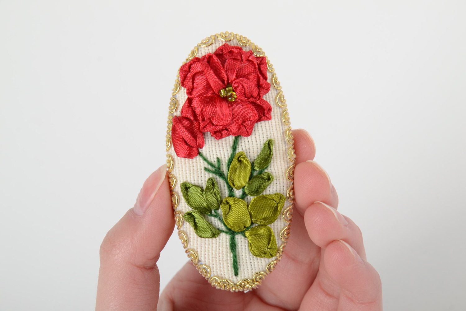 Текстильная брошь с цветами вышитыми атласными лентами ручной работы Роза фото 5