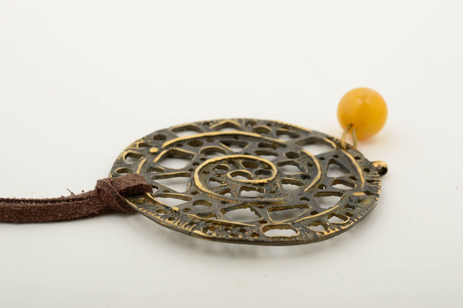 Женский кулон ручной работы металлический аксессуар из бронзы кулон на шнурке фото 4