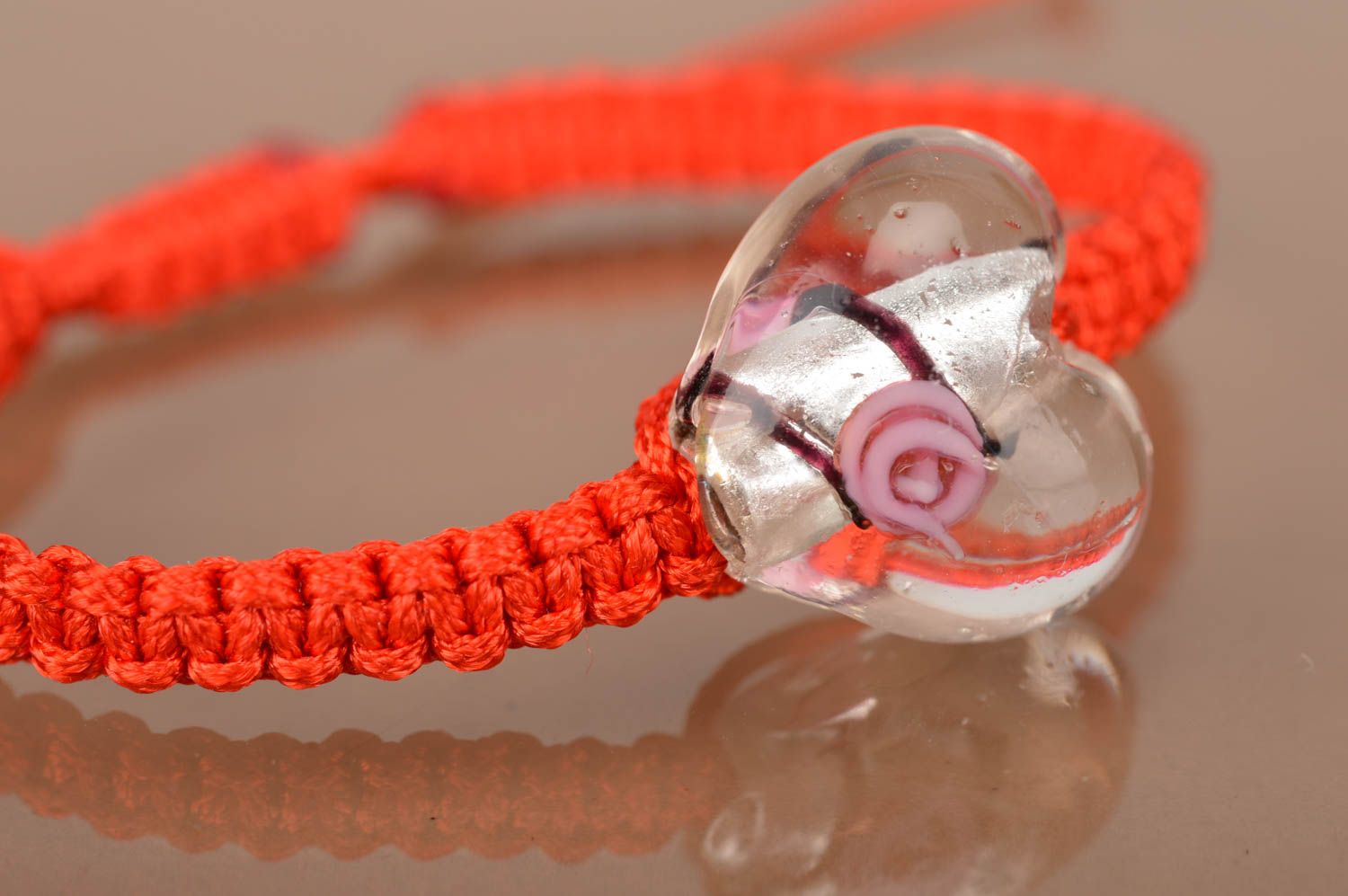 Браслет из вощеного шнурка красный плетеный с прозрачным сердцем ручной работы фото 3