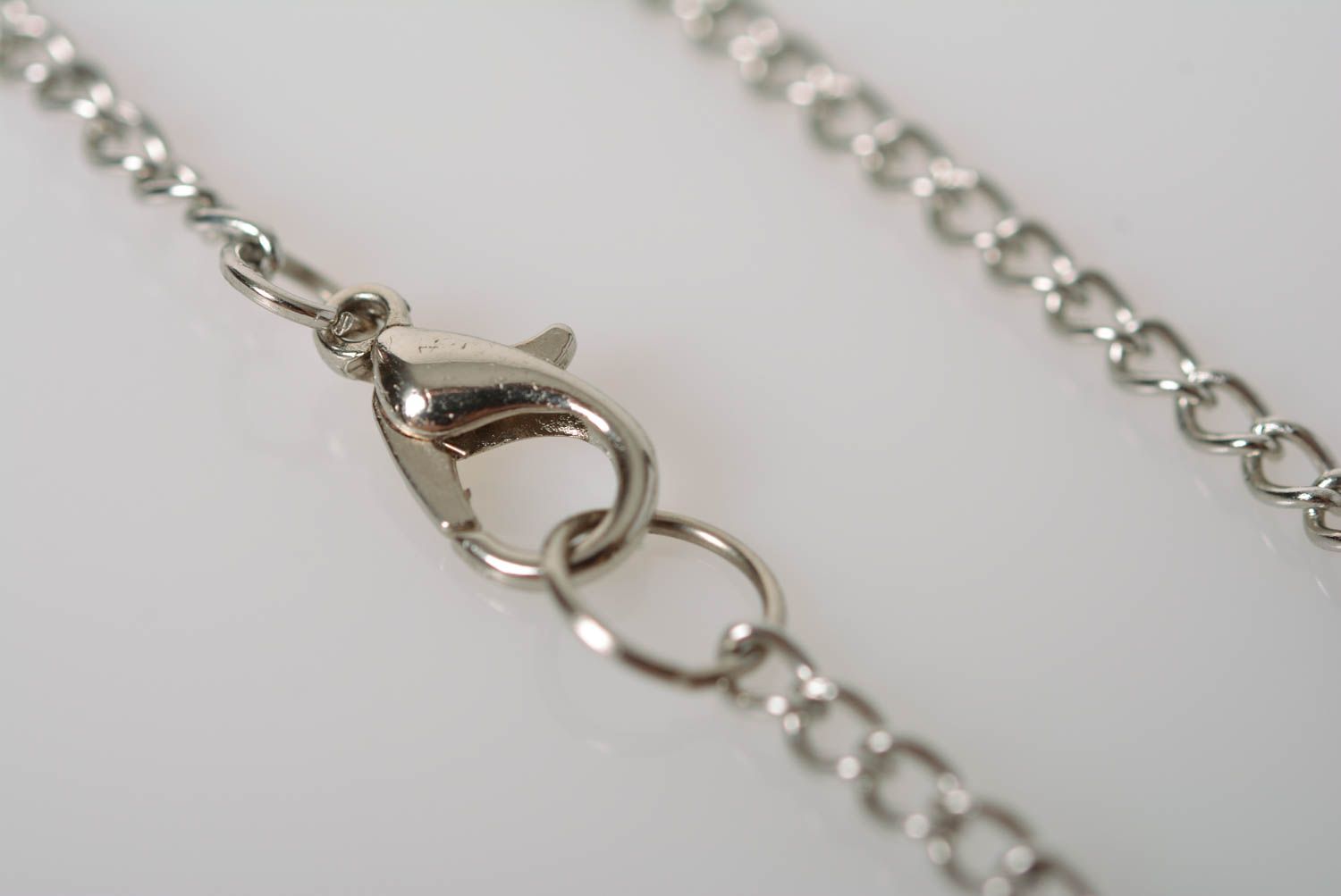 Médaillon en métal rectangulaire fait main sur chaînette avec perles de verre photo 4