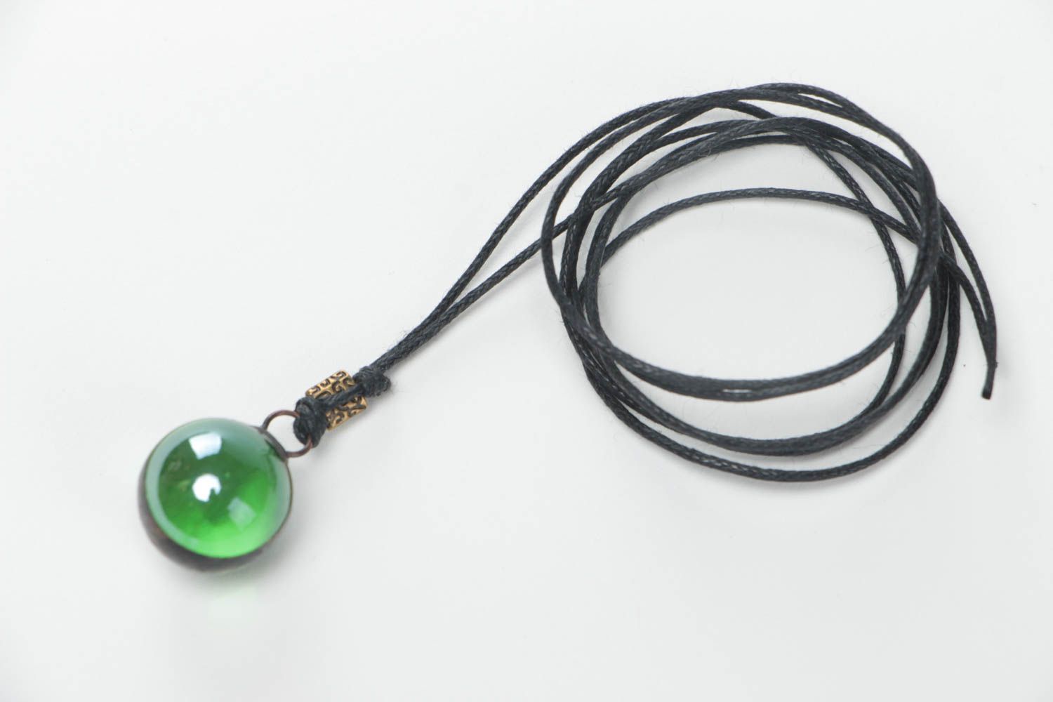 Pendentif boule en verre beau vert lacet ciré noir accessoire fait main photo 2