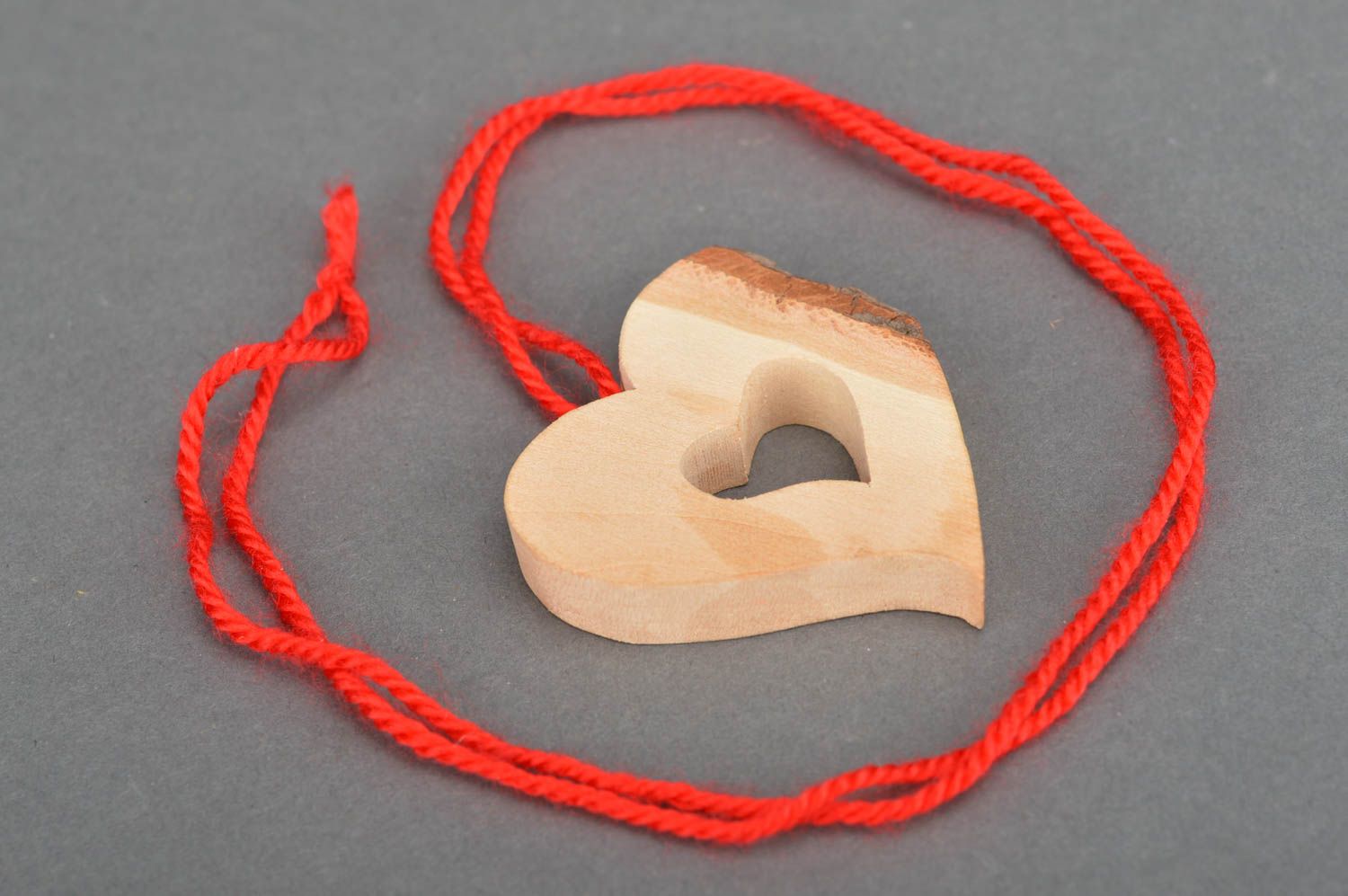 Pendentif coeur en bois de tilleul clair sur lacet rouge accessoire fait main photo 3