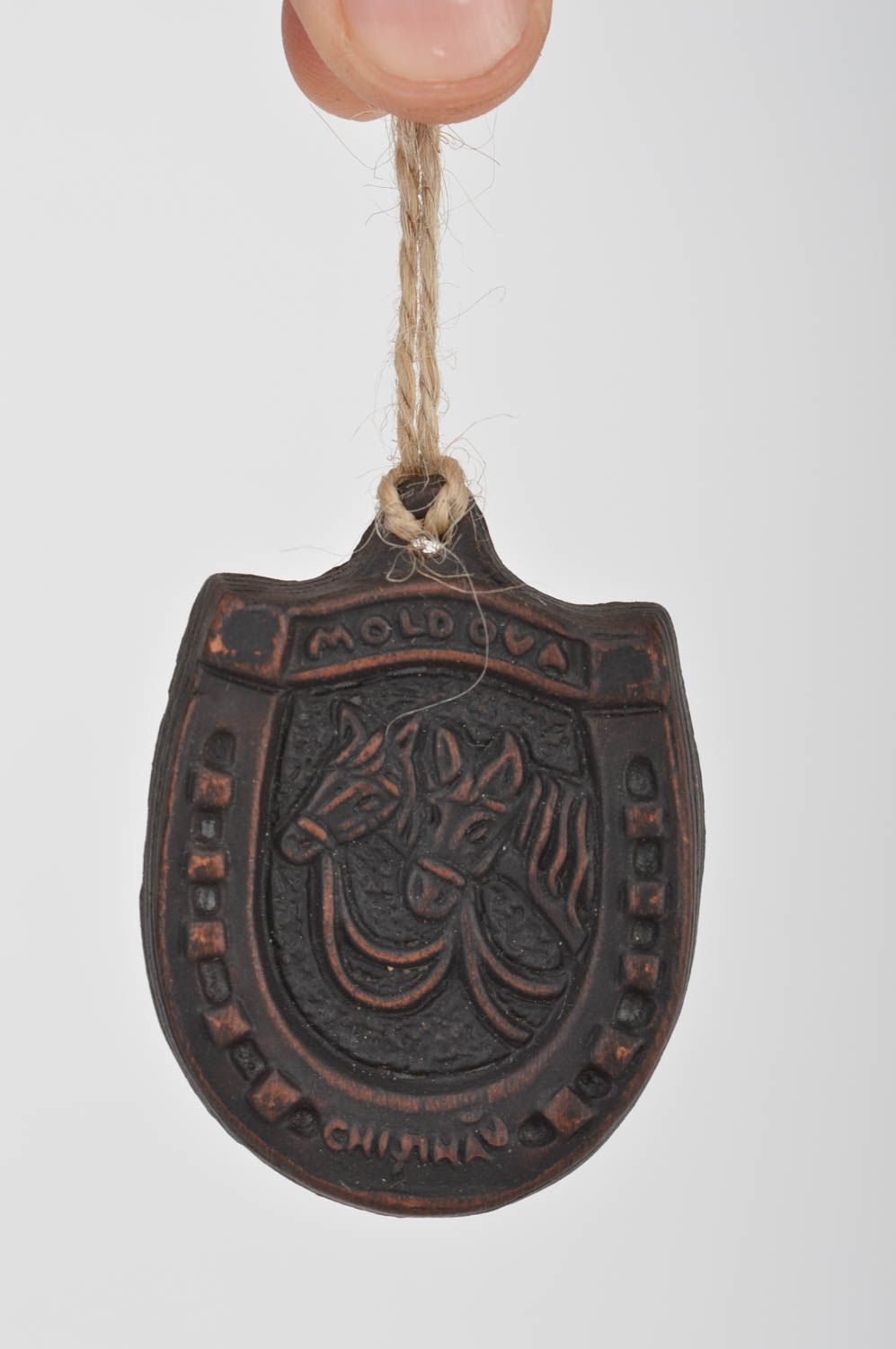 Handmade ceramic souvenir keychain in the shape of horseshoe kilned with milk photo 3