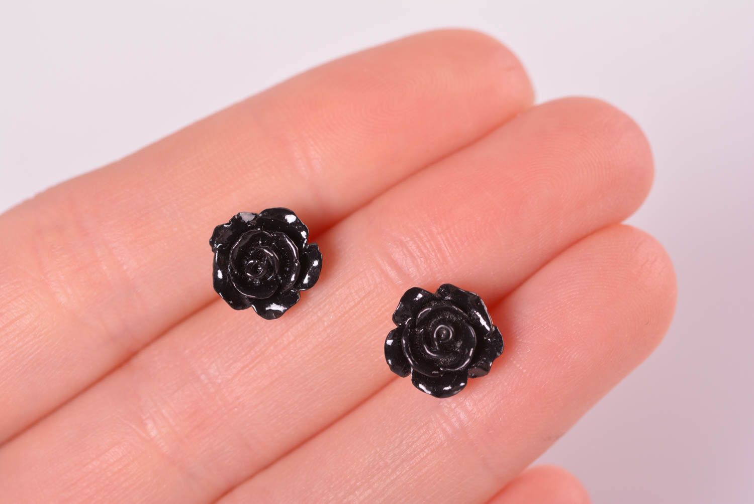 Модные серьги украшение ручной работы серьги клипсы из пластики черные розы фото 3