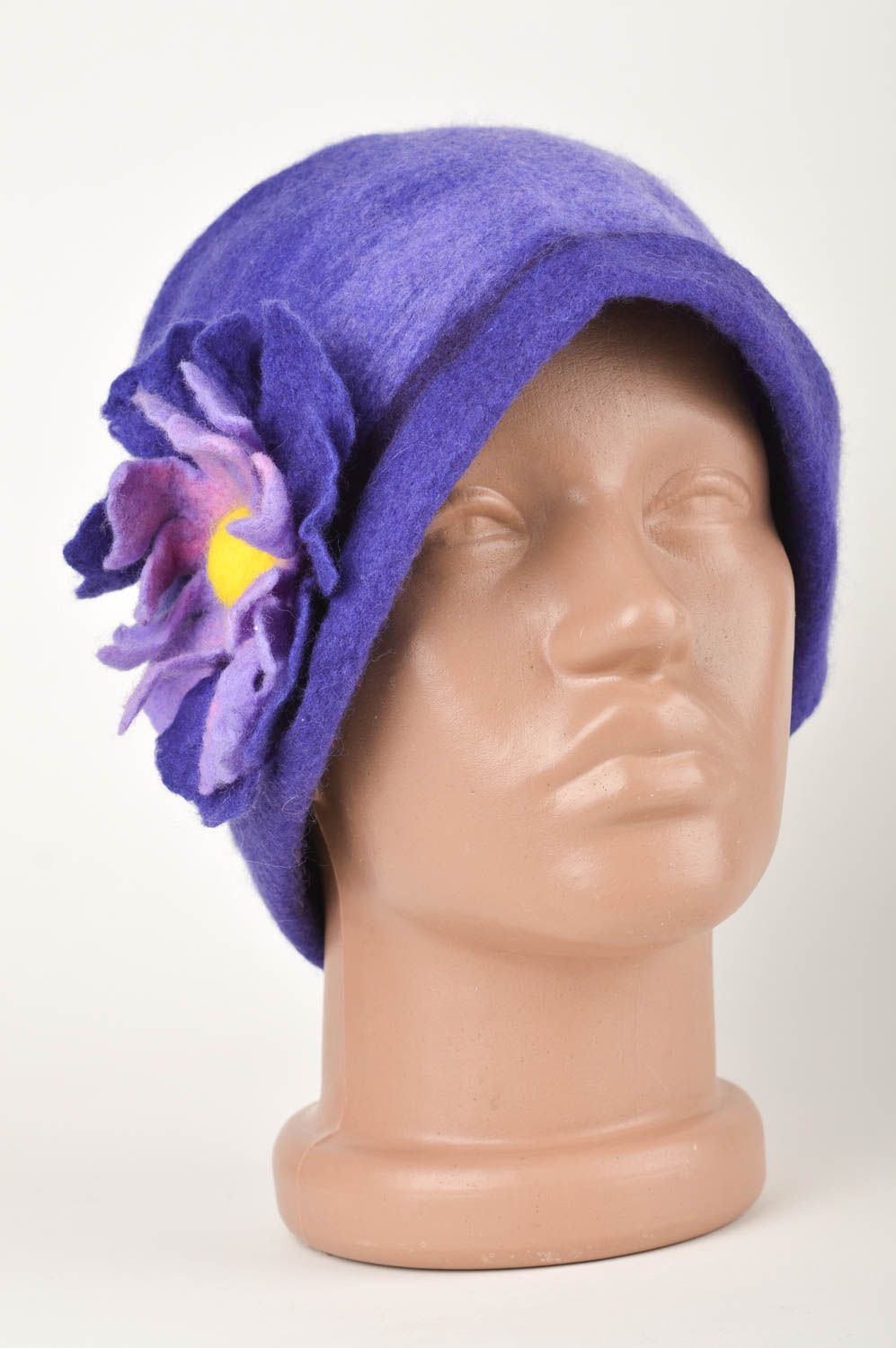 Bonnet laine fait main Chapeau chaud avec fleur tons lilas Vêtement femme photo 1
