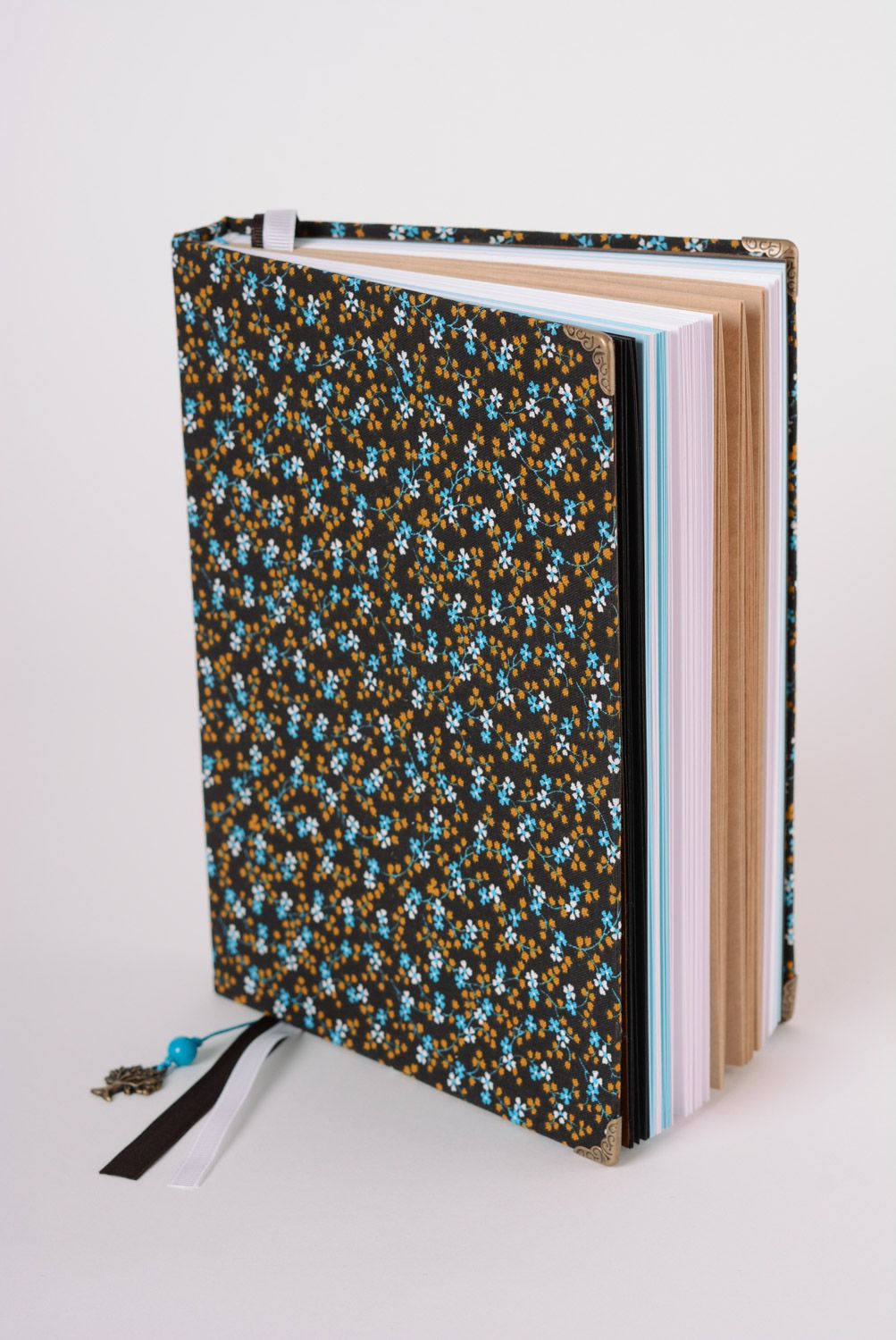 Handgemachtes Notizbuch mit Stoffumschlag aus Kattun mit farbigem Papier und Lesezeichen foto 1