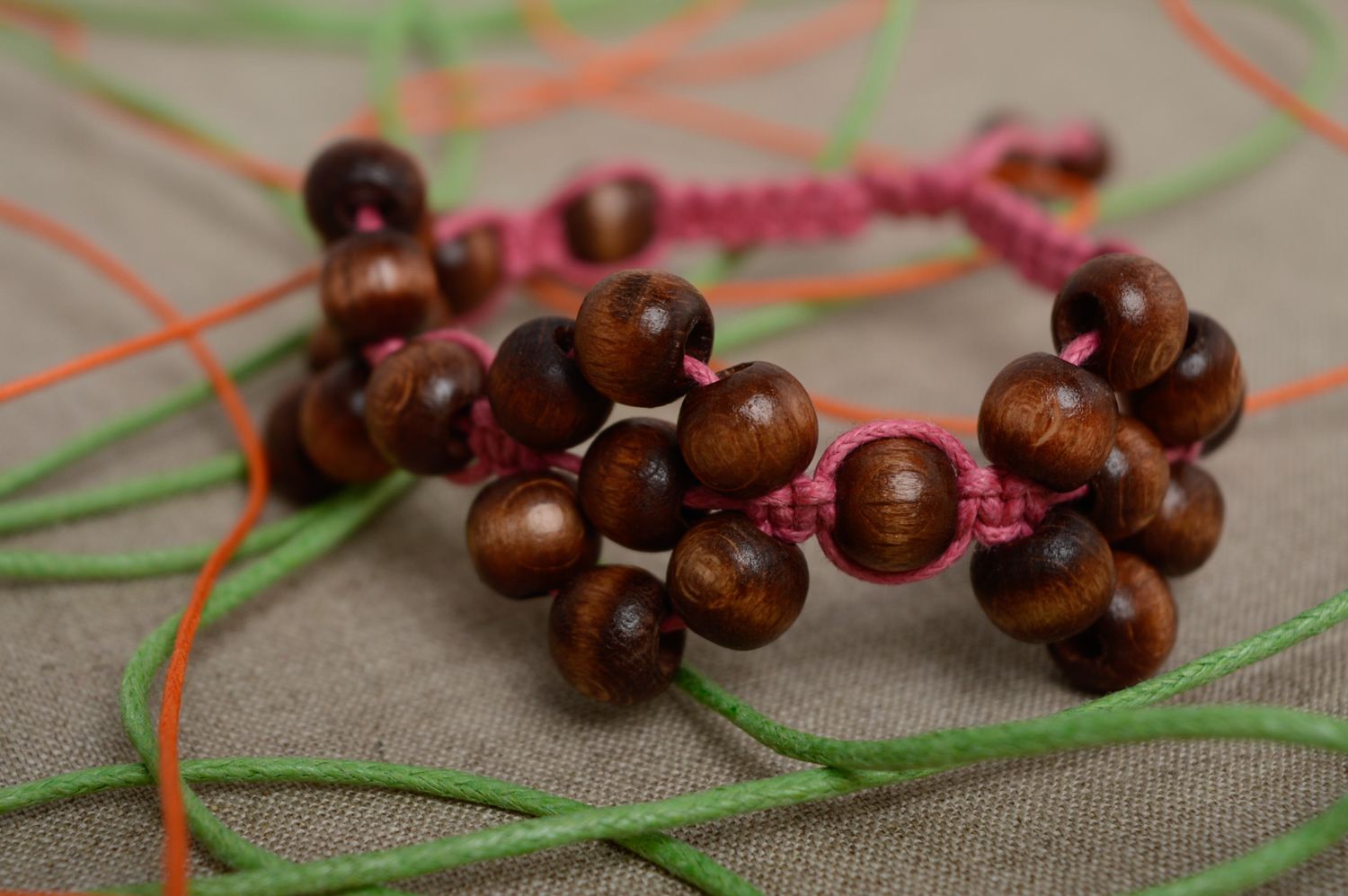 Bracelet en macramé avec perles en bois marron et rose fait main pour femme photo 2
