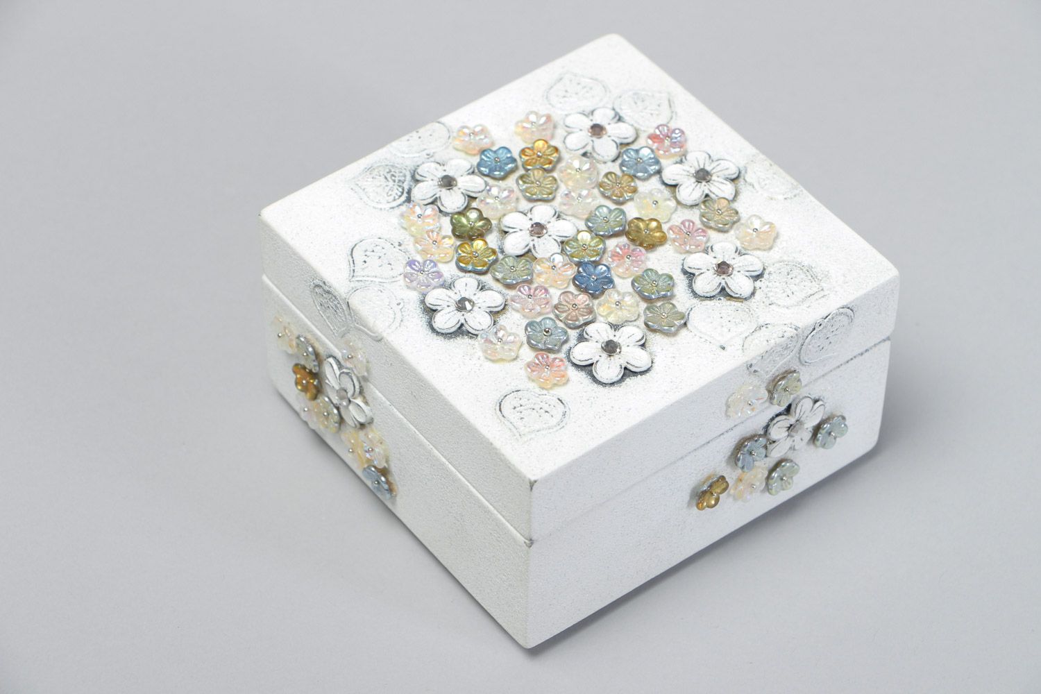 Boîte à bijoux en fer décorée de fleurs en verre tchèque faite main blanche photo 2
