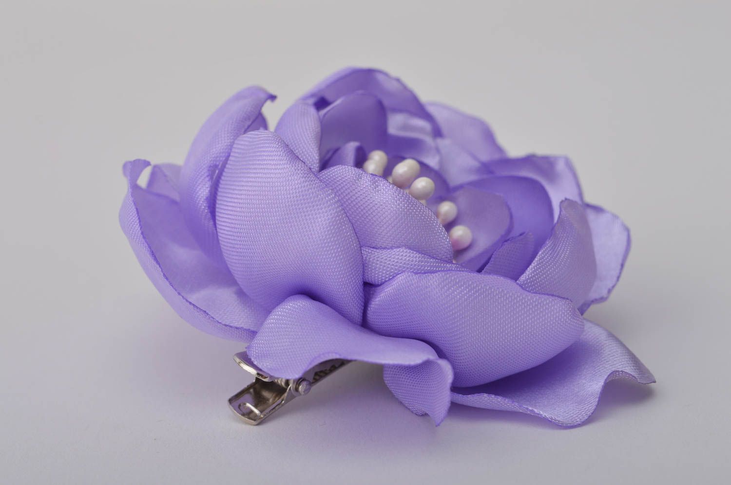 Broche fleur violette faite main Pince à cheveux satin perles Accessoire femme photo 3