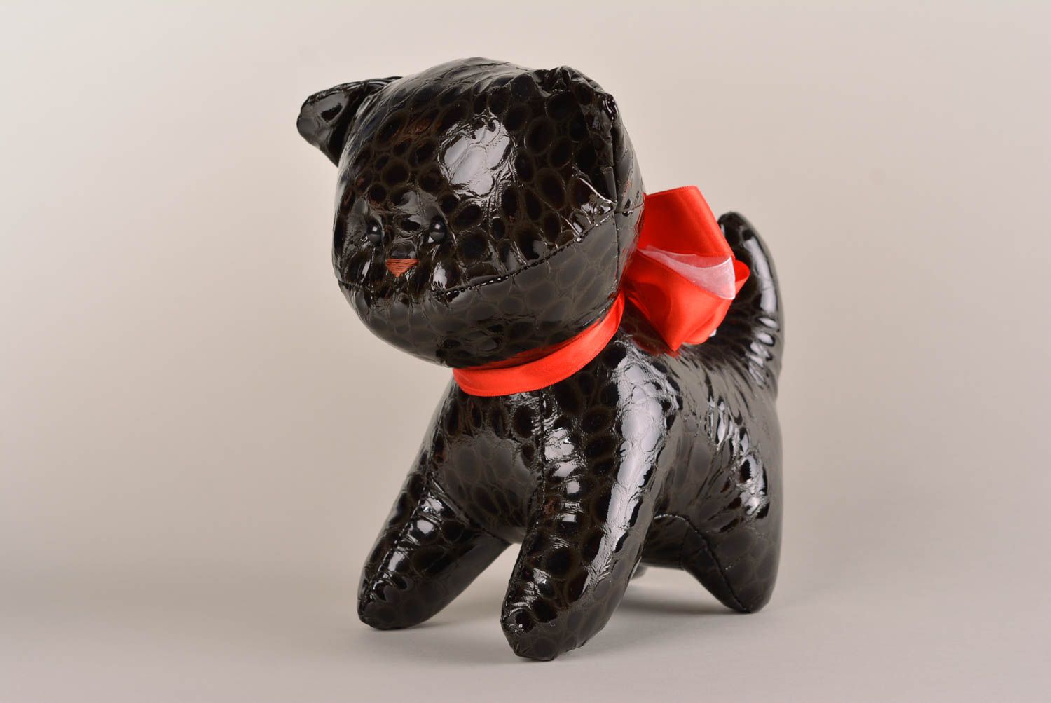 Игрушка ручной работы декор для дома игрушка из кожи в виде черного кота фото 1