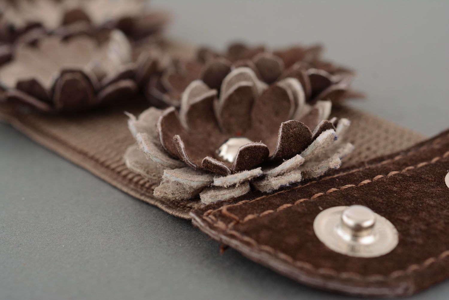 Elastic belt with leather flowers photo 5