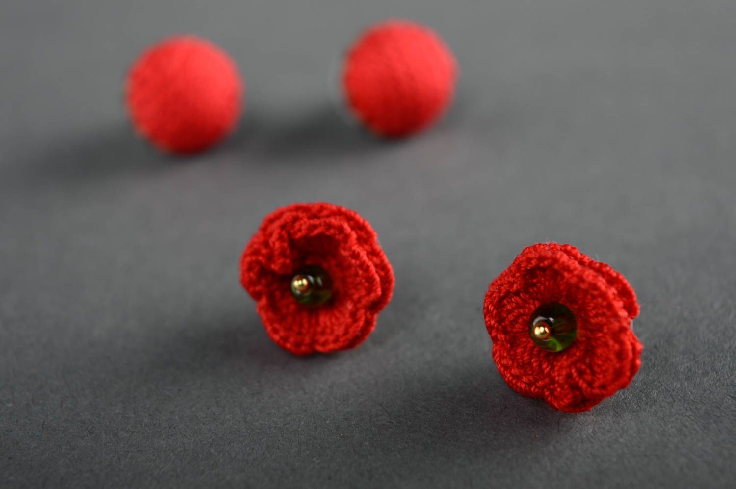 Boucles d'oreilles puces tricotées de fils en coton faites main fleurs rouges photo 5