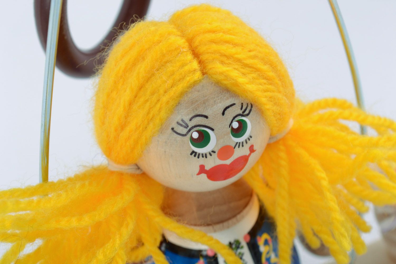 Petit jouet artisanal peint poupée en bois aux cheveux jaunes en bois fait main photo 4