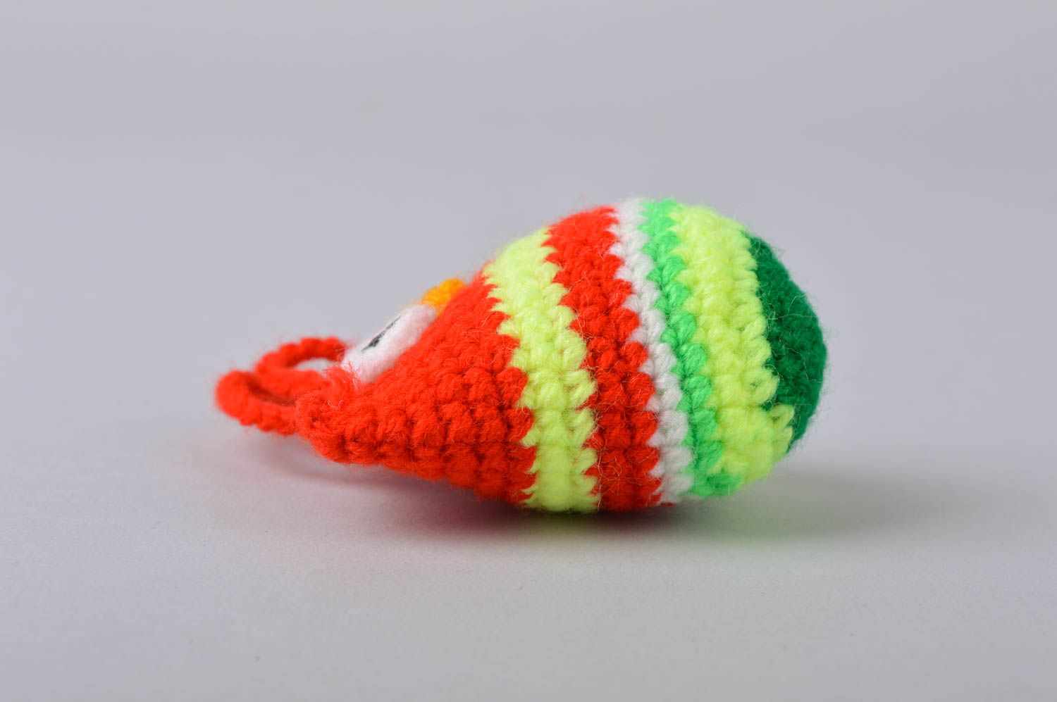 Jouet à suspendre Hibou petit tricoté au crochet multicolore beau fait main photo 5