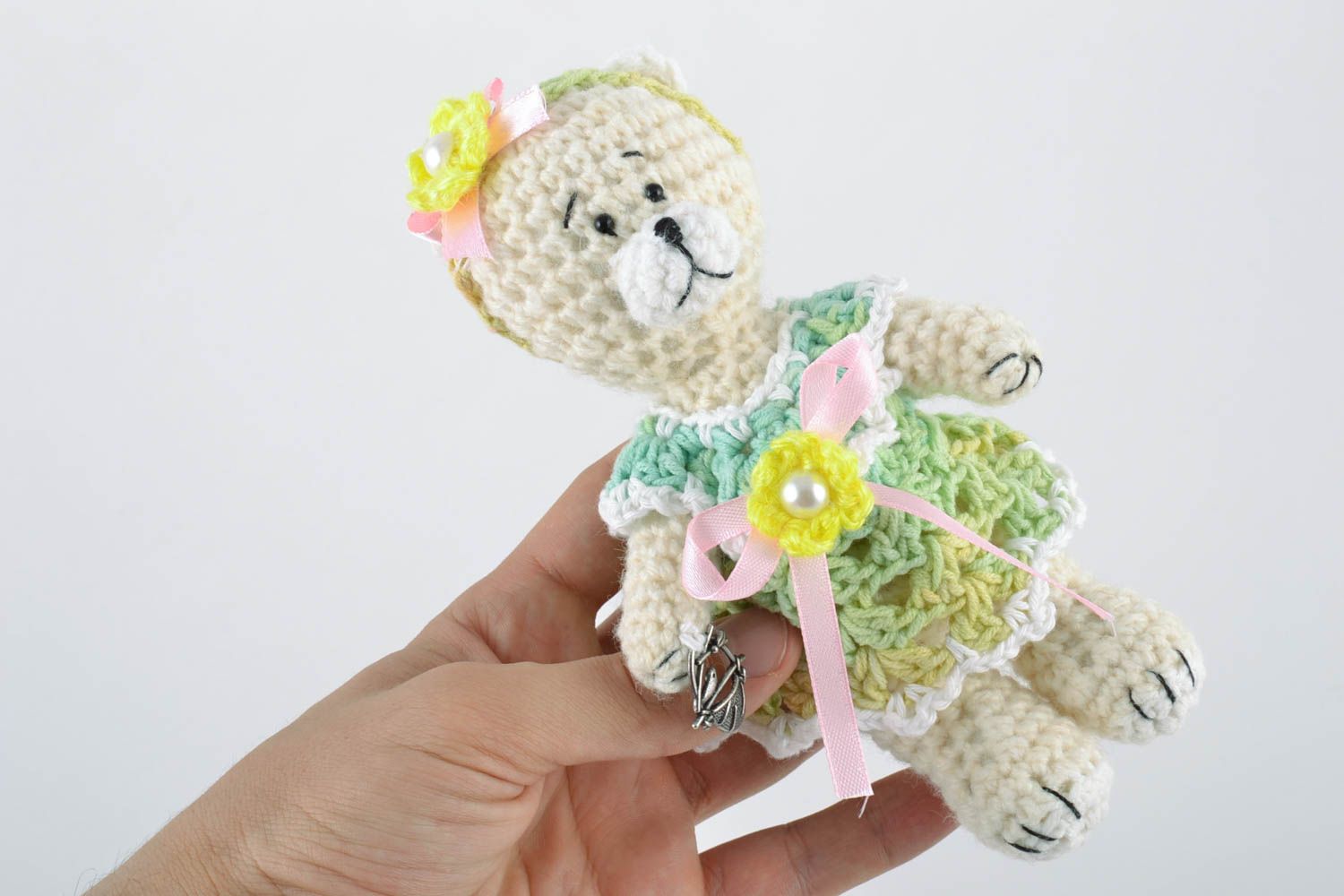 Petit jouet décoratif tricoté en laine fait main original pour enfant Ours photo 2