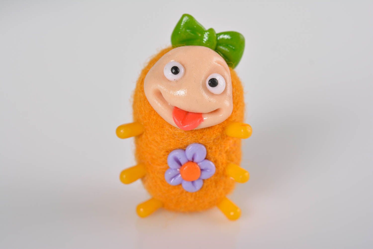 Handmade kleines Spielzeug gefilzte Figur Geschenkideen für Kinder mit Schleife foto 1