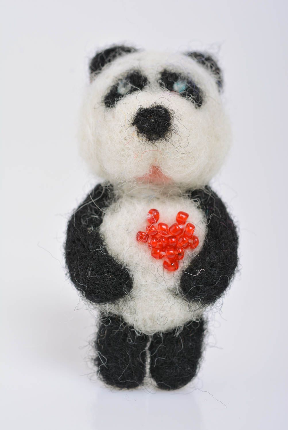 Брошь в технике валяния из шерсти панда с бисером небольшого размера хэнд мейд фото 1