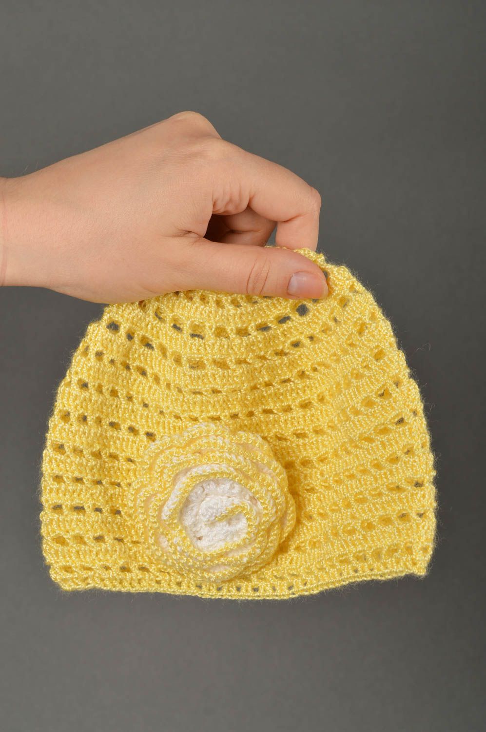 Вязаная шапка для детей хэндмэйд шапочка на девочку весенняя шапка желтая фото 1