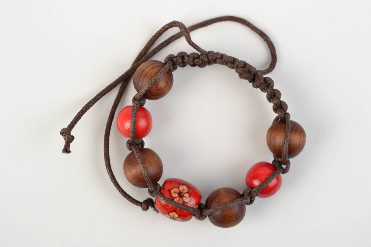 Bracelet en perles de bois et lacets en coton fait main rouge-marron design photo 6