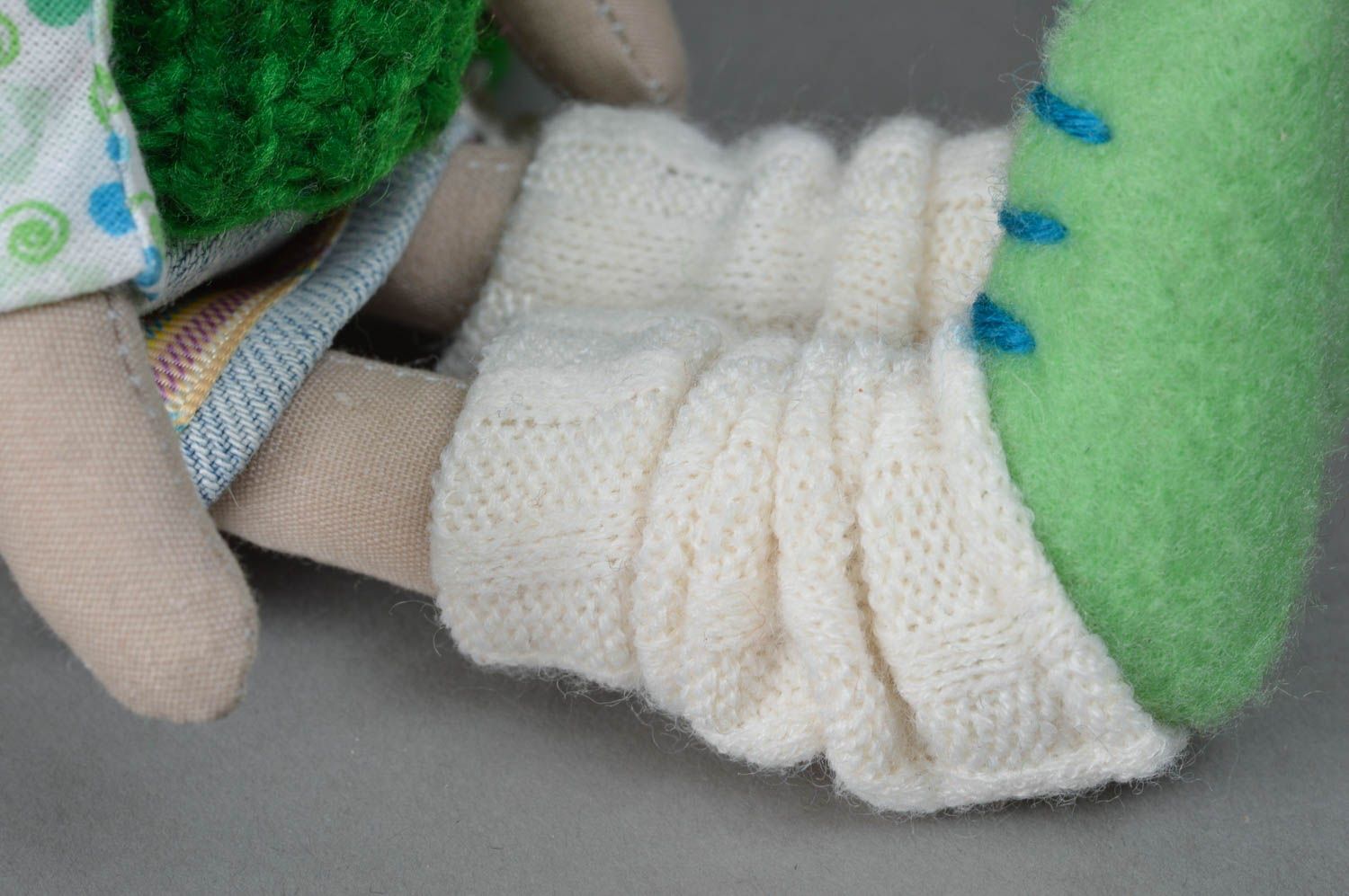 Designer Kuscheltier Hase mit langen Ohren aus Baumwolle in grüner Jacke foto 2