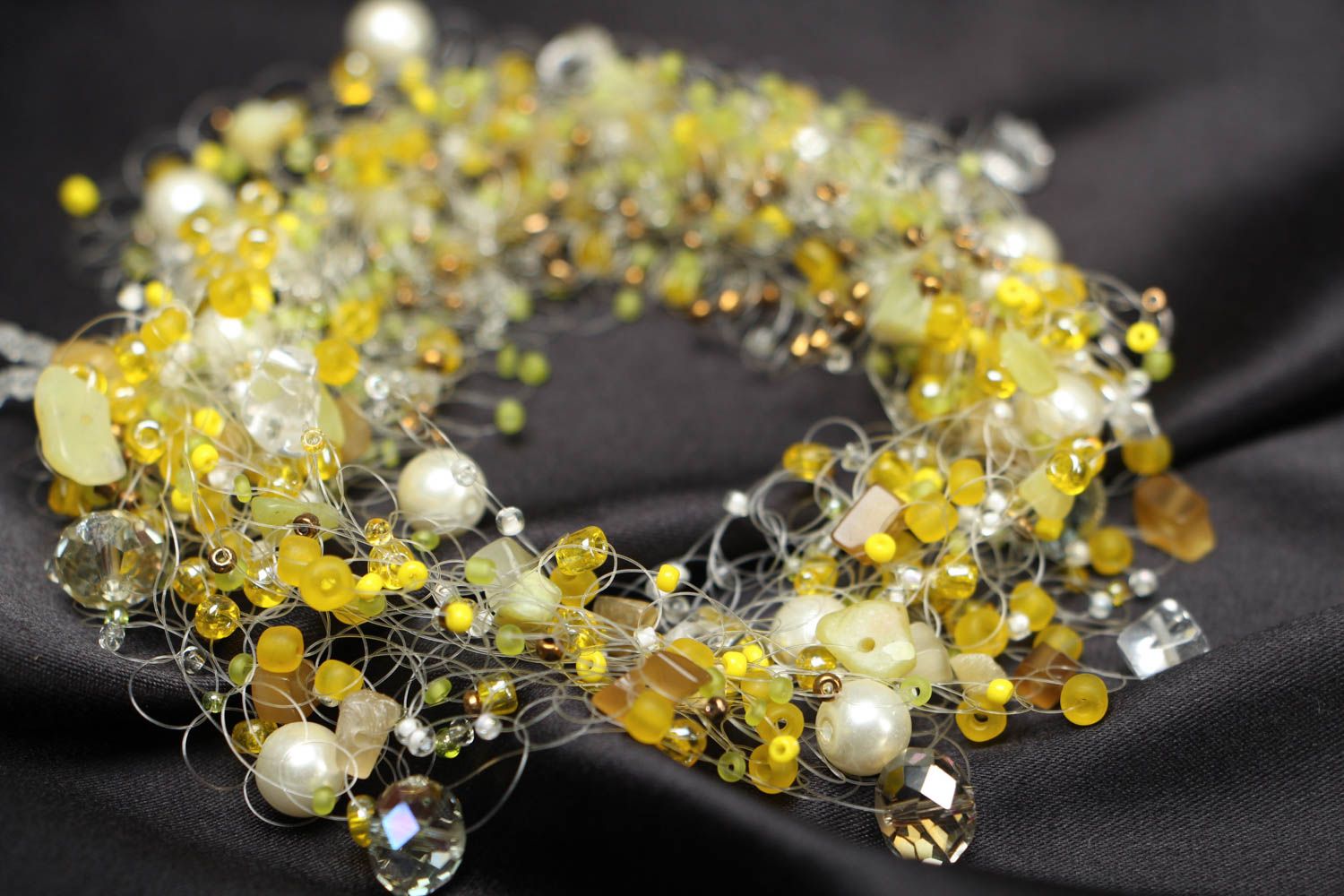 Bracelet fait main en pierres naturelles et perles de rocaille jaune photo 2
