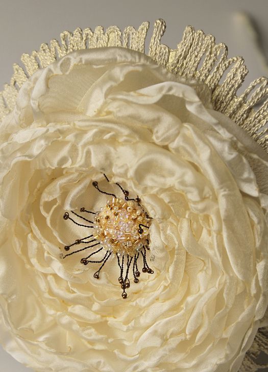Цветок из органзы и кристалона ручной работы для декора дома белый с кремовым фото 2