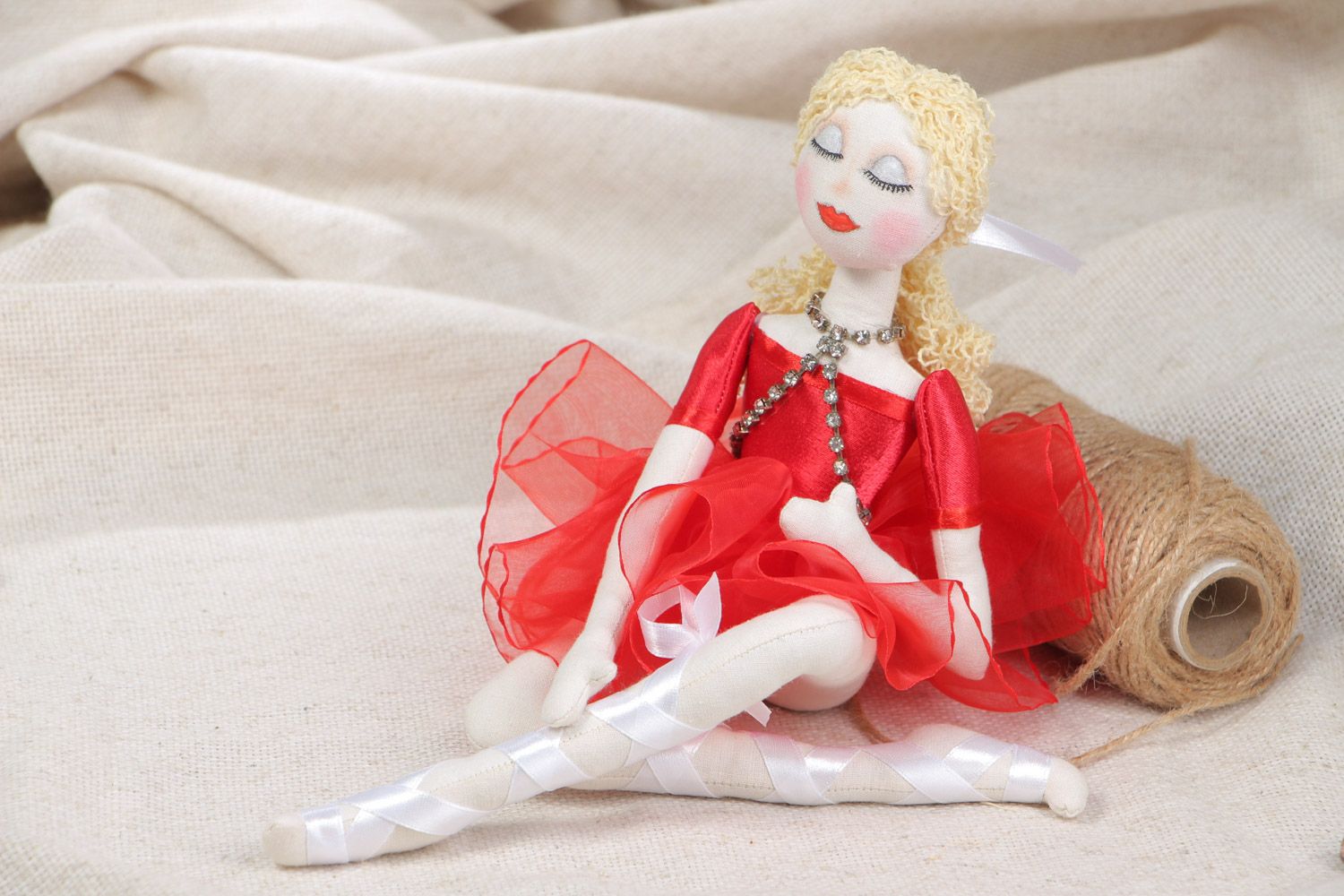 Мягкая игрушка в виде балерины ручной работы из хлопка и льна для девочки фото 1
