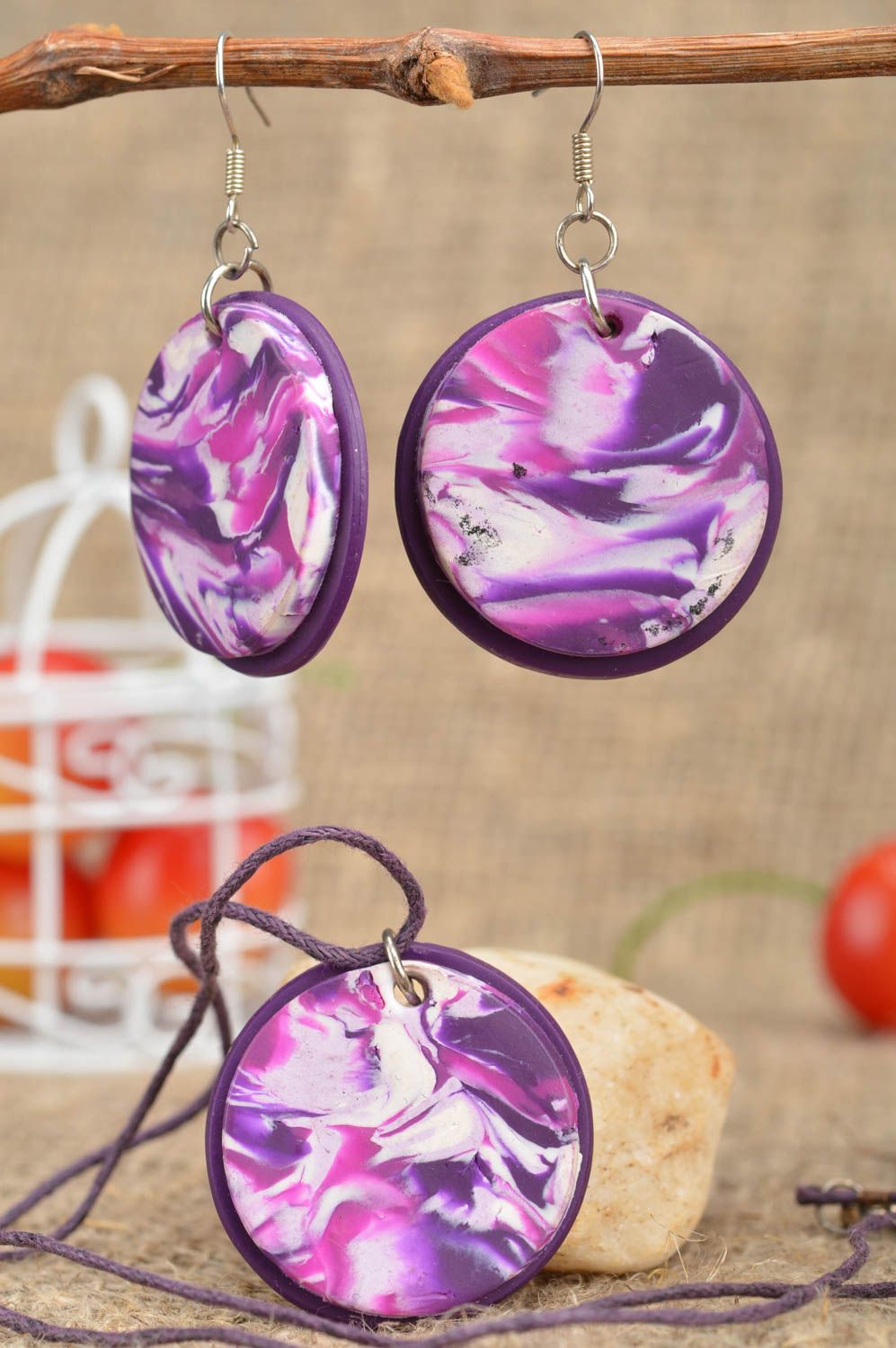 Boucles d'oreilles et pendentif ronds tons violets faits main en pâte polymère photo 1