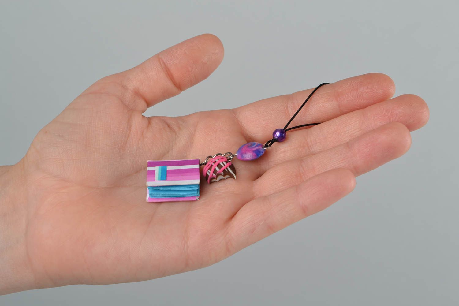 Schöner violetter bunter handgemachter Schlüsselanhänger aus Polymerton Buch foto 2