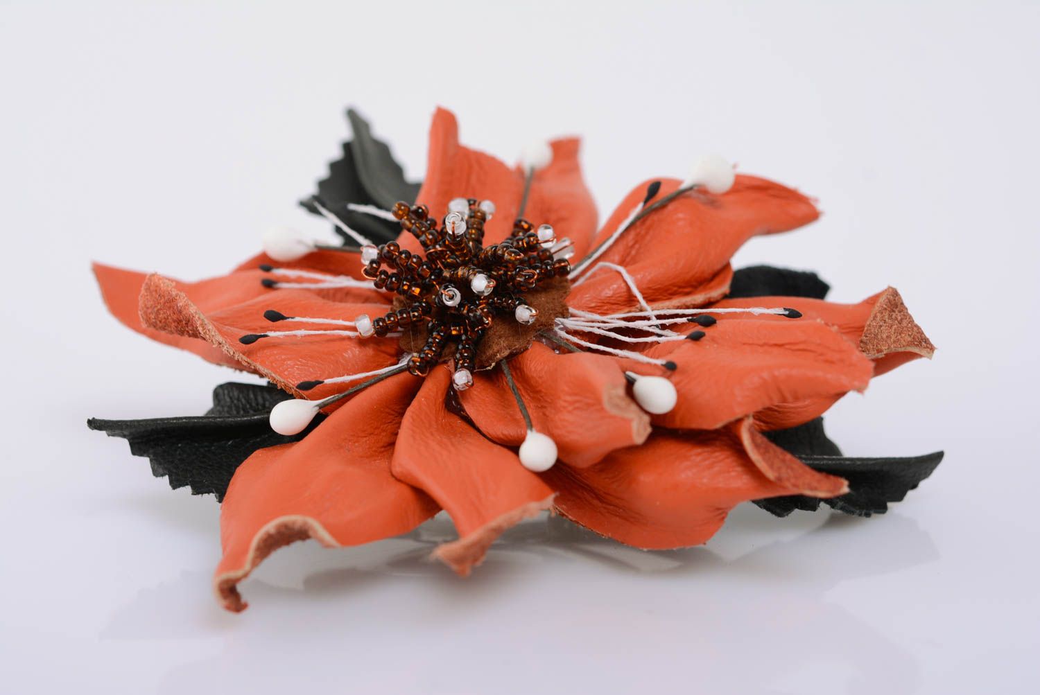 Broche de cuero artesanal con forma de flor con abalorios rojo foto 1