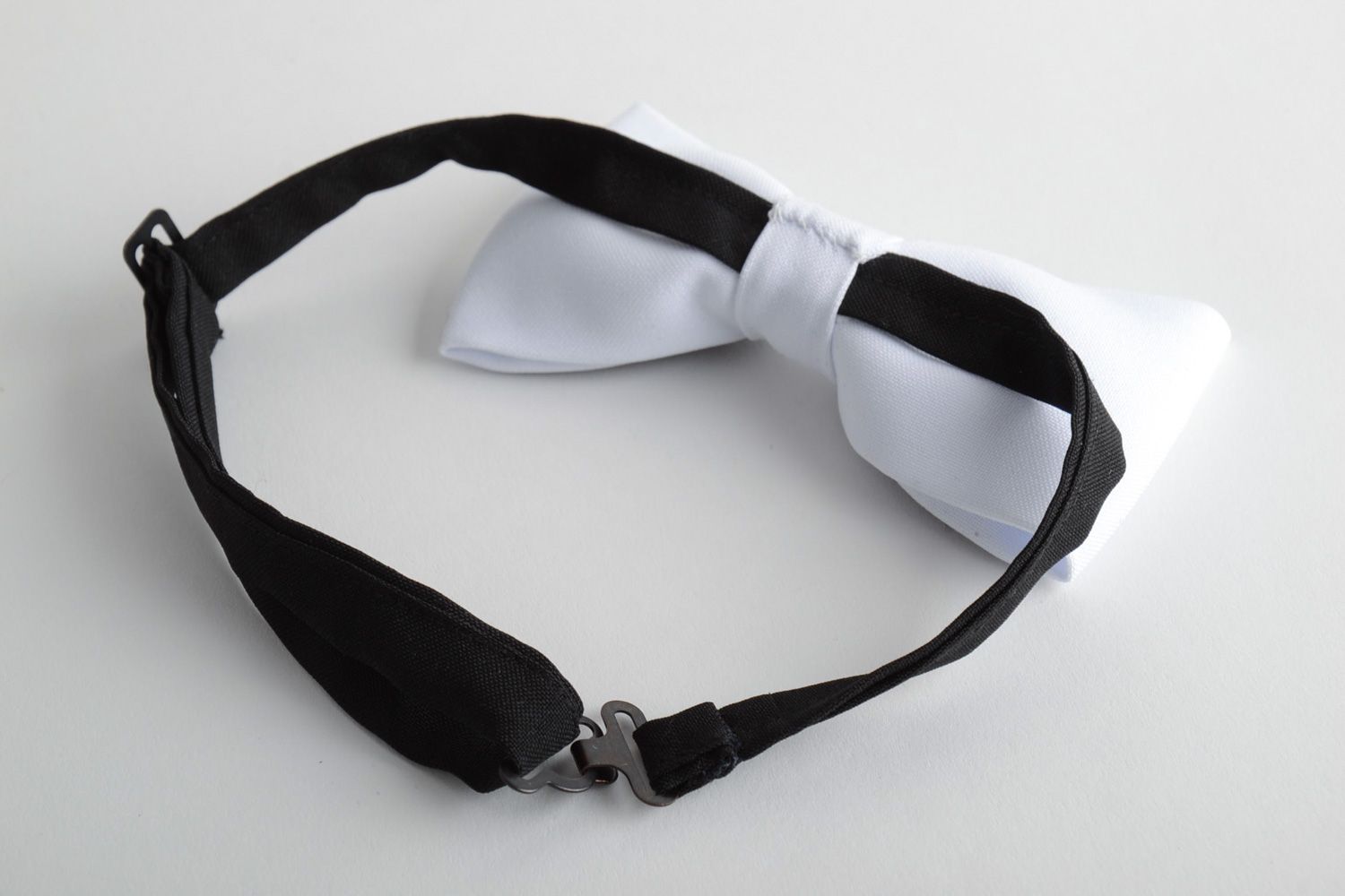 Бело-черный галстук-бабочка из костюмной ткани фото 3