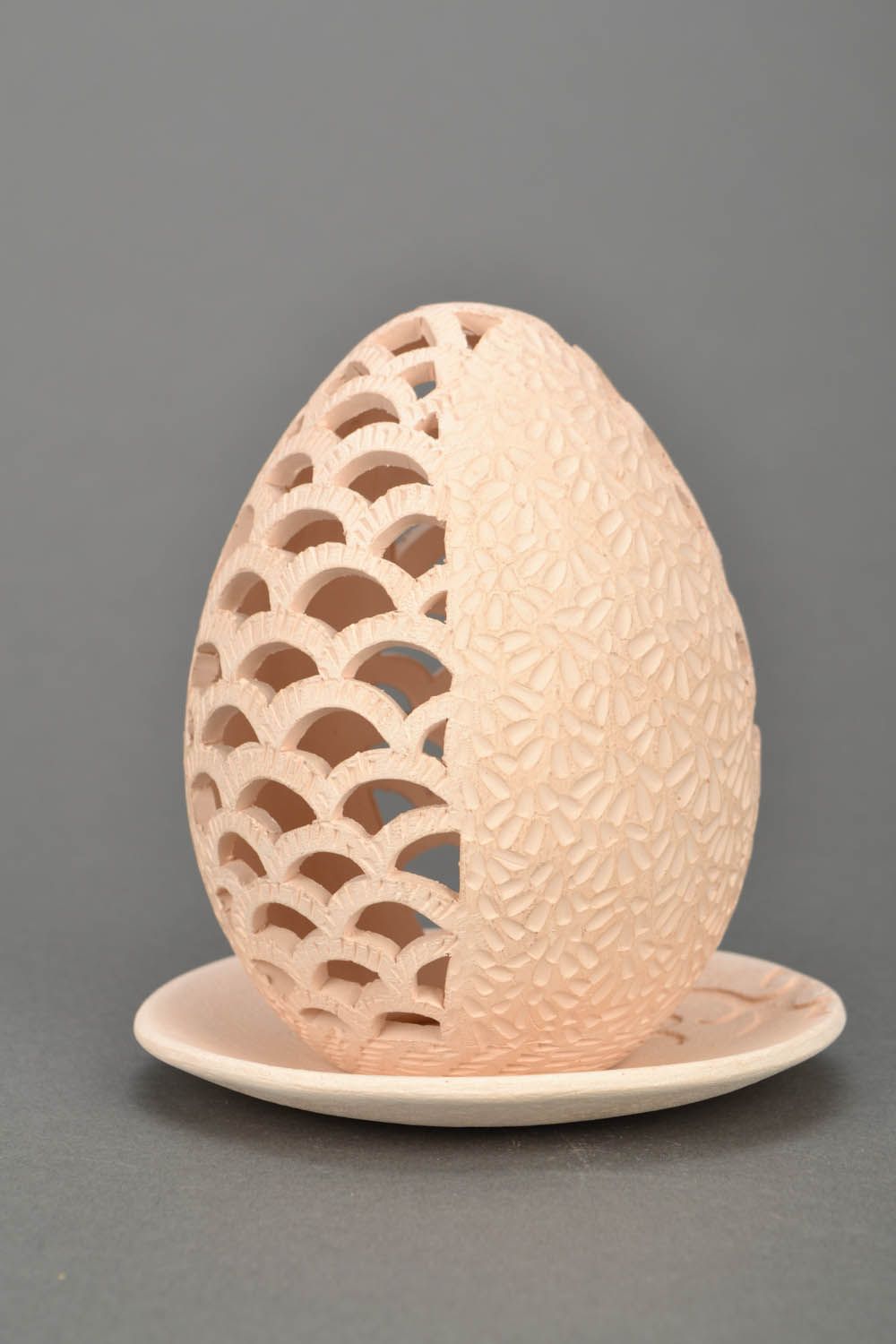 Candelero de cerámica en forma de huevo calado foto 4