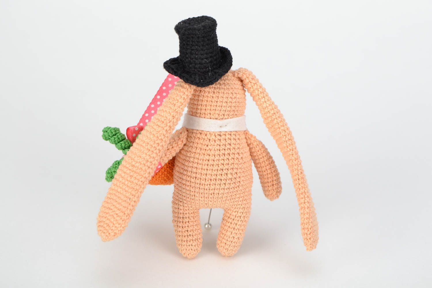 Petite peluche tricotée au crochet faite main Lapin gentleman avec carotte photo 5