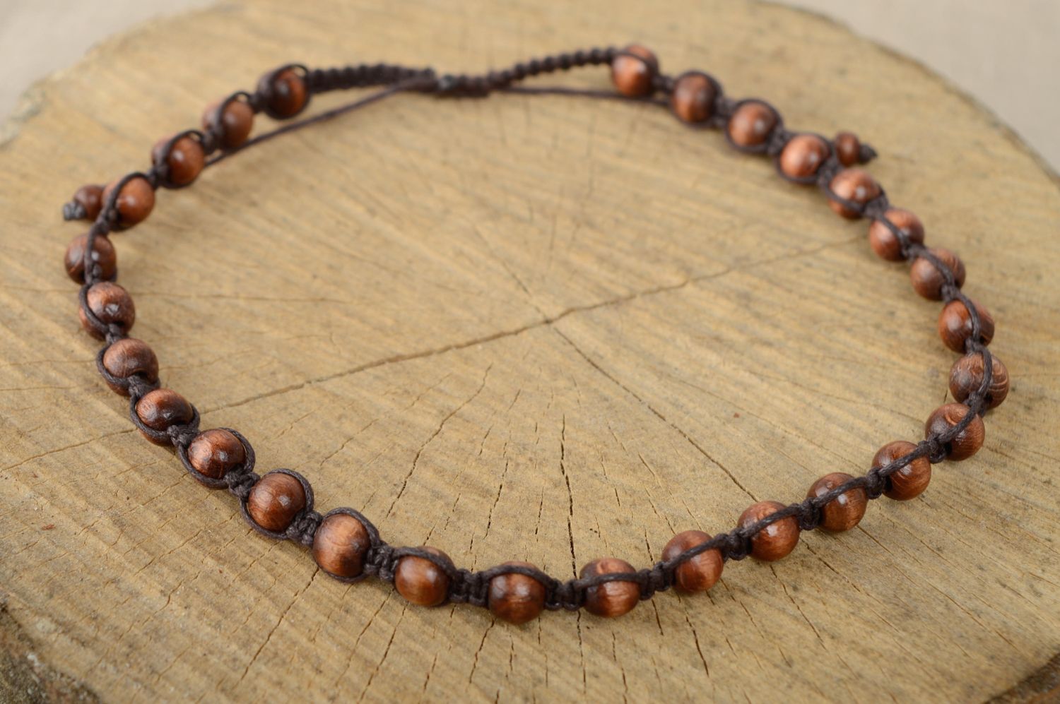 Bijou transformable en macramé tressé marron avec perles en bois fait main photo 1