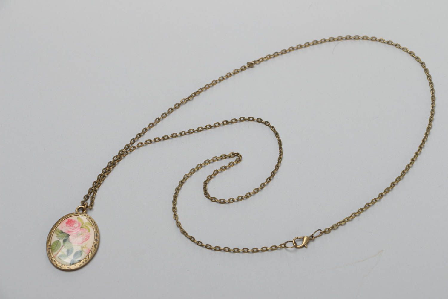 Pendentif ovale vintage à motif floral avec longue chaîne métallique fait main photo 2